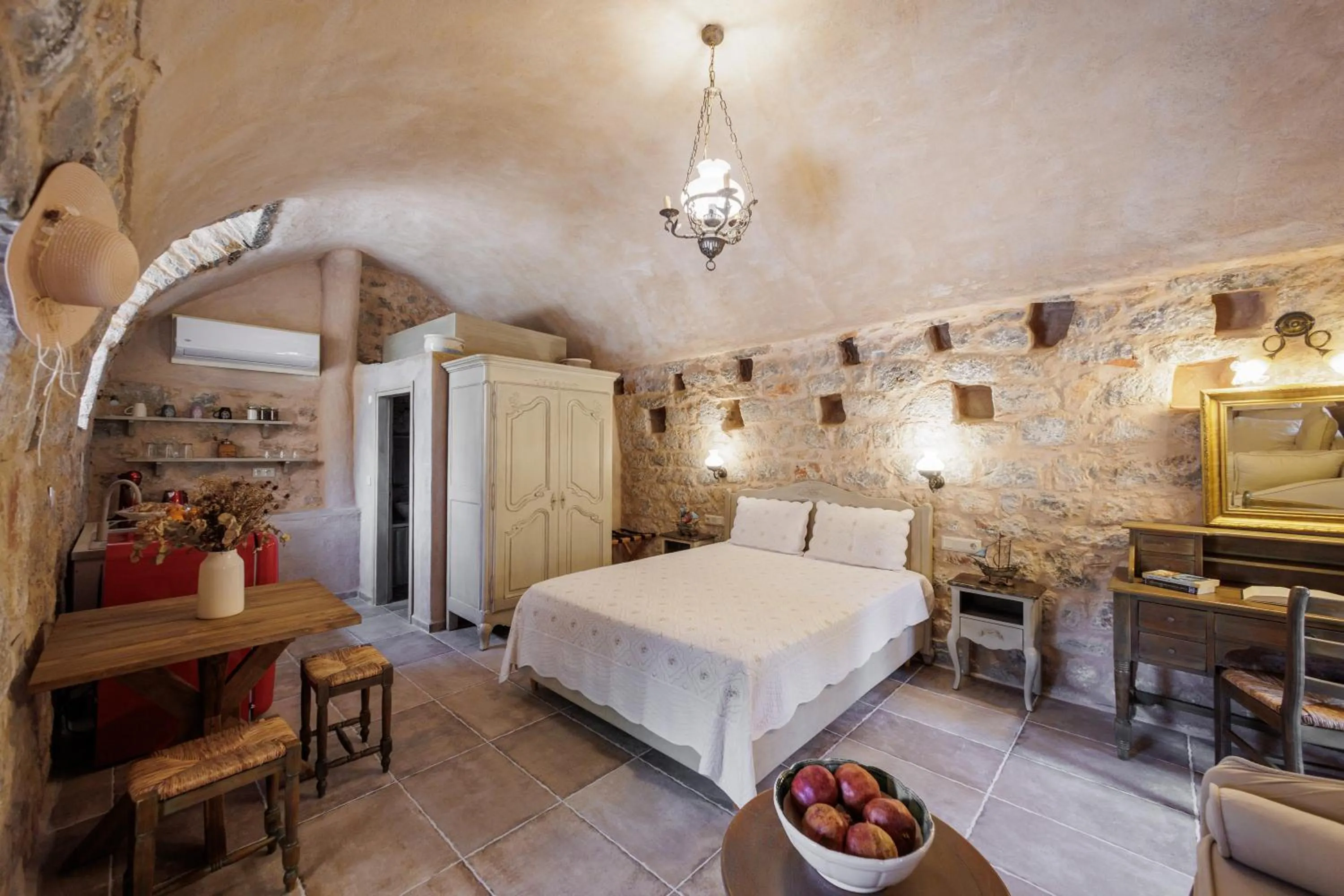 Photo of the whole room, Bed in Arapakis Historic Castle