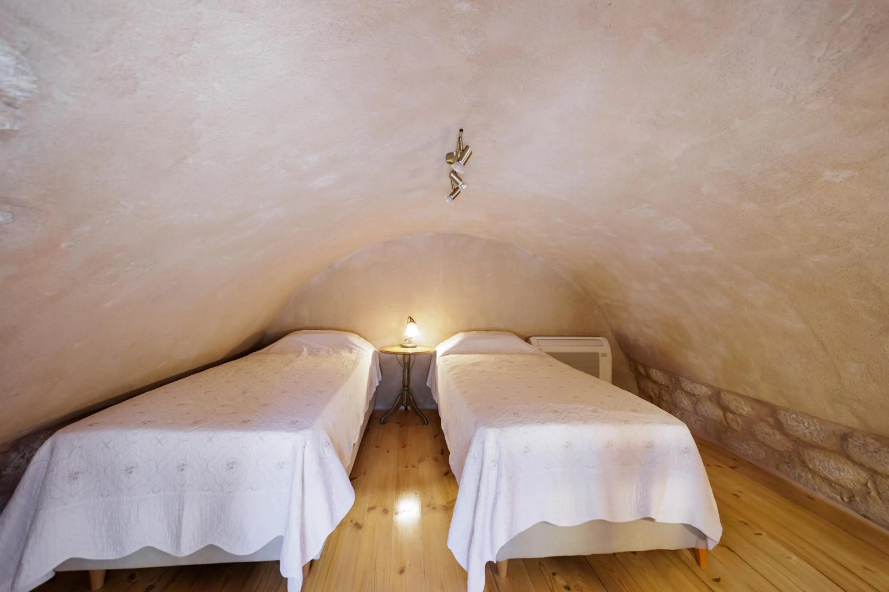 Bedroom, Bed in Arapakis Historic Castle