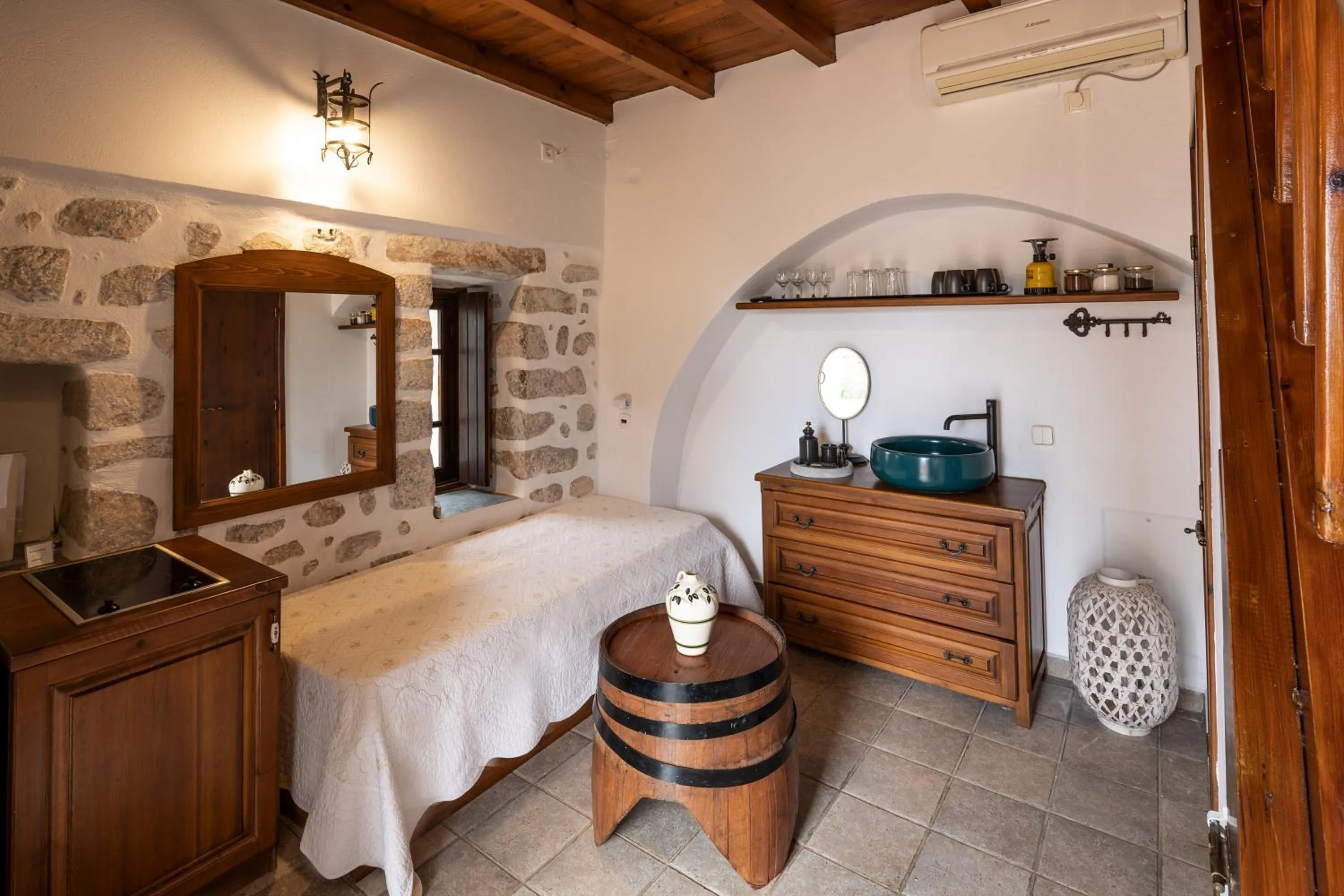 Seating area, Bed in Arapakis Historic Castle