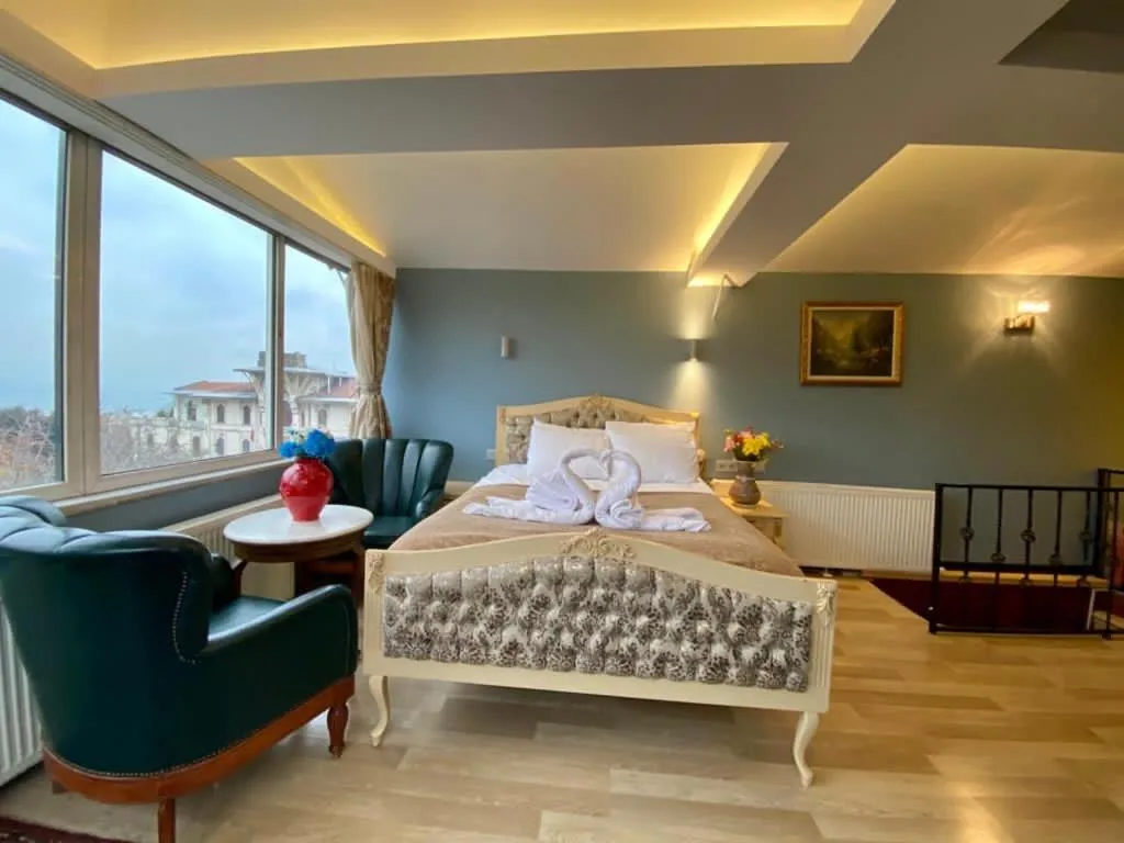 Photo of the whole room, Bed in Optimist Hotel