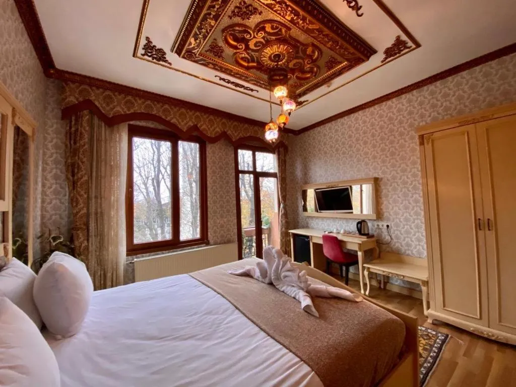 Photo of the whole room, Bed in Optimist Hotel