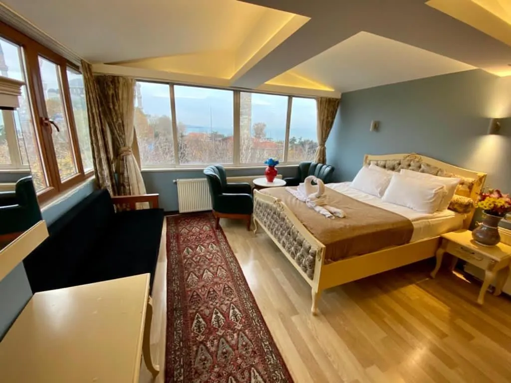 Photo of the whole room, Bed in Optimist Hotel