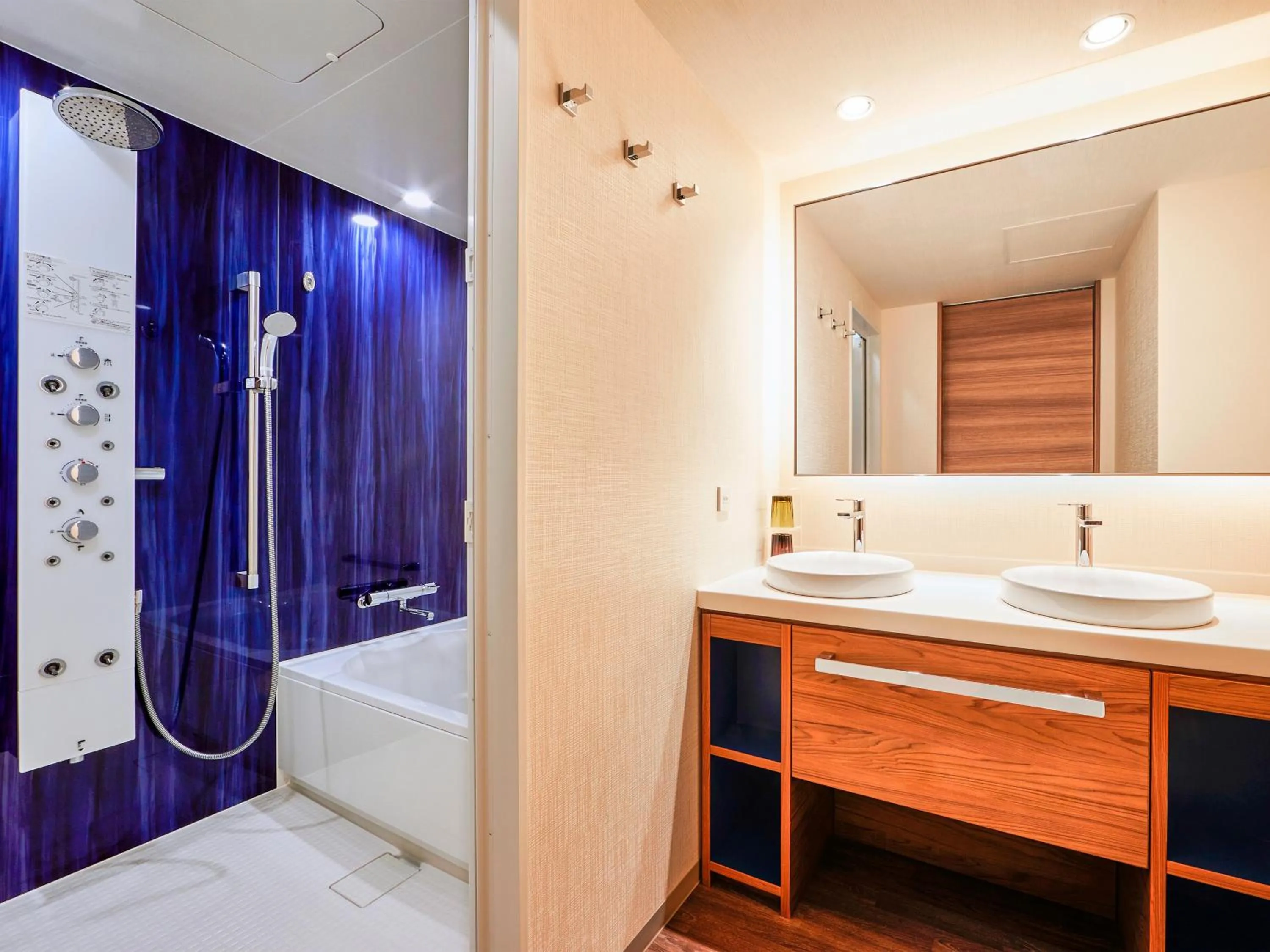 Bathroom, Bed in Hotel Universal Port Vita