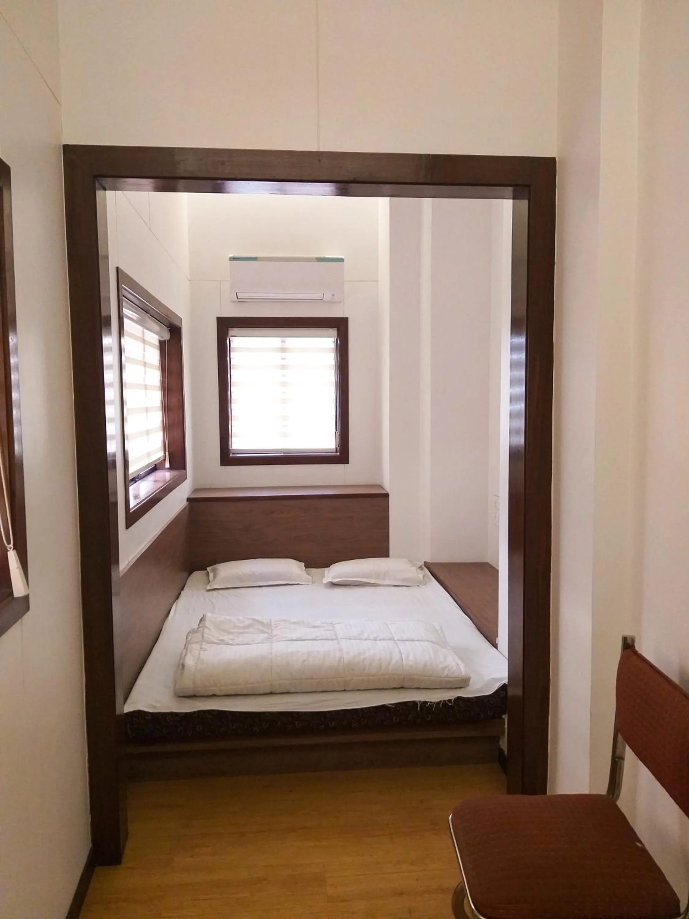 Bedroom, Bed in Carlton Hotel Mumbai - Behind Taj Mahal Palace Colaba Mumbai