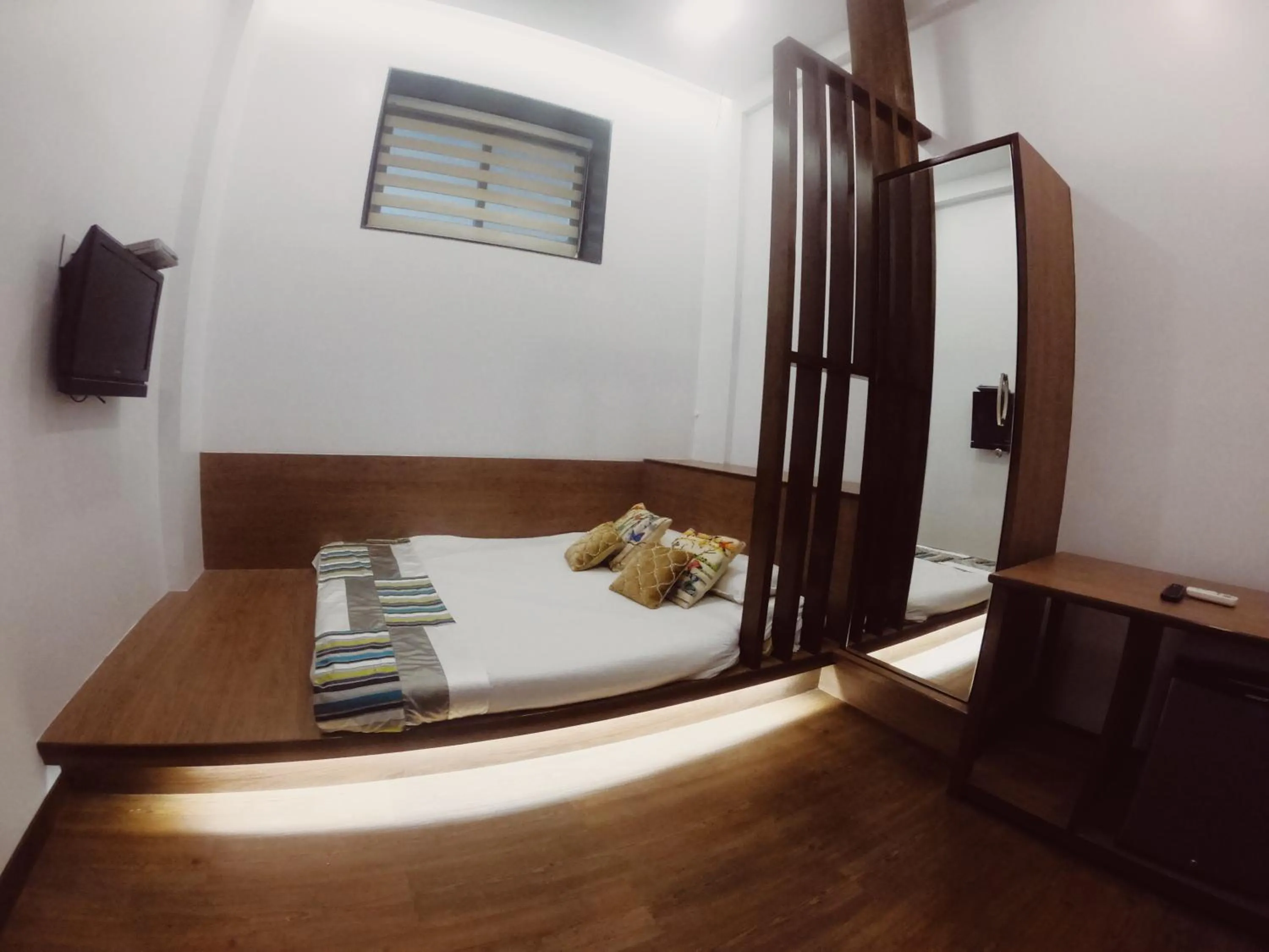 Bedroom, Bed in Carlton Hotel Mumbai - Behind Taj Mahal Palace Colaba Mumbai