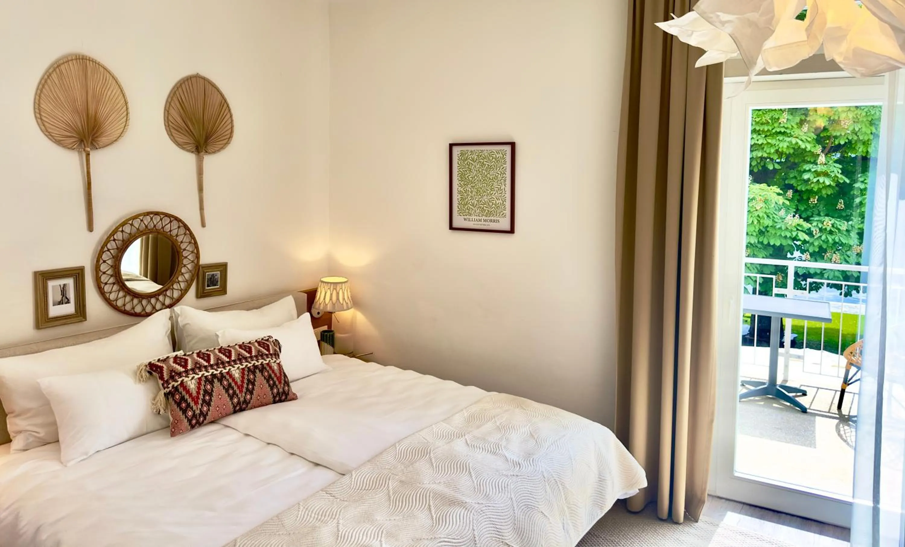 Photo of the whole room, Bed in Strandhotel Kärntnerhof