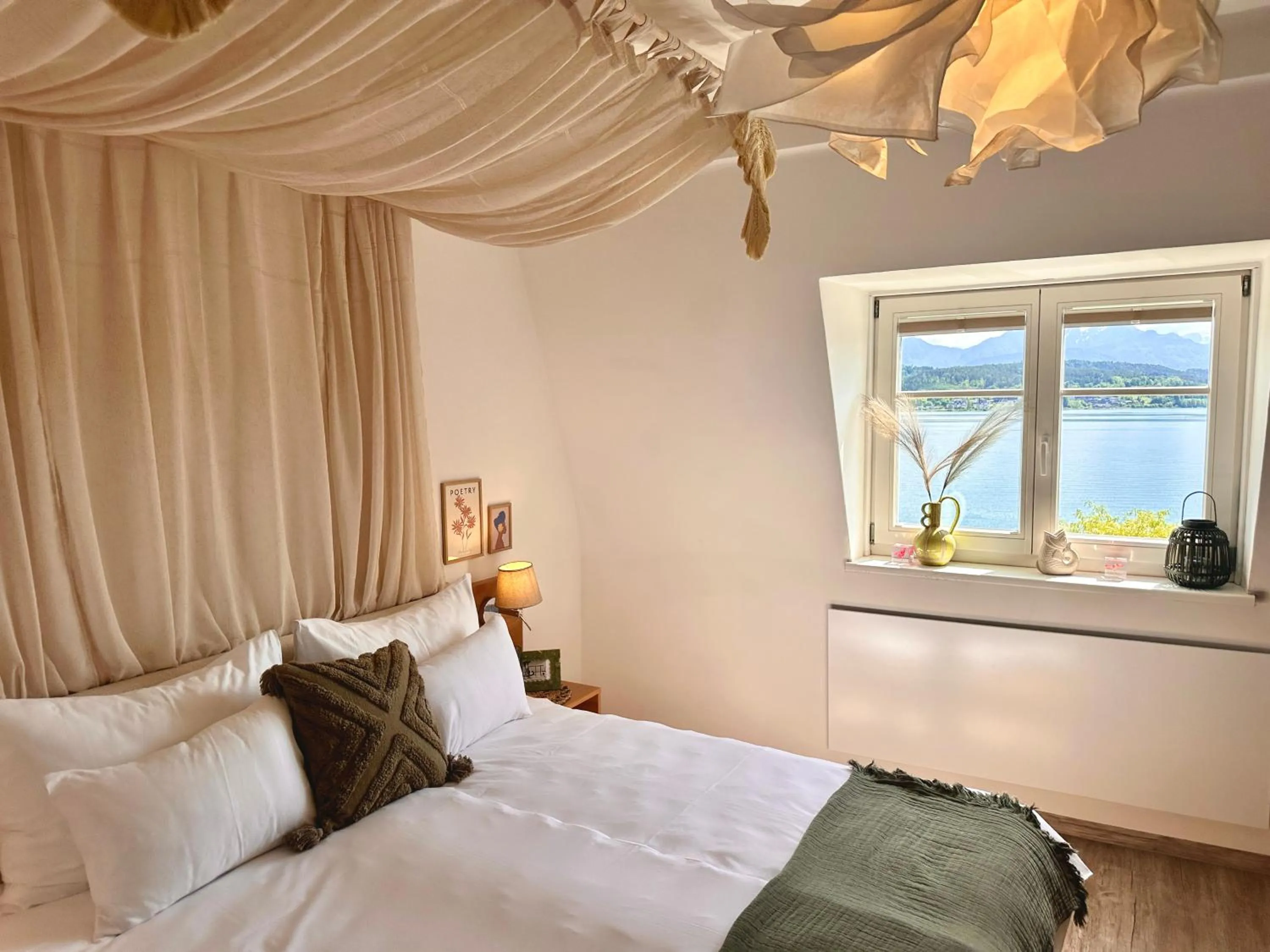 Bedroom, Bed in Strandhotel Kärntnerhof