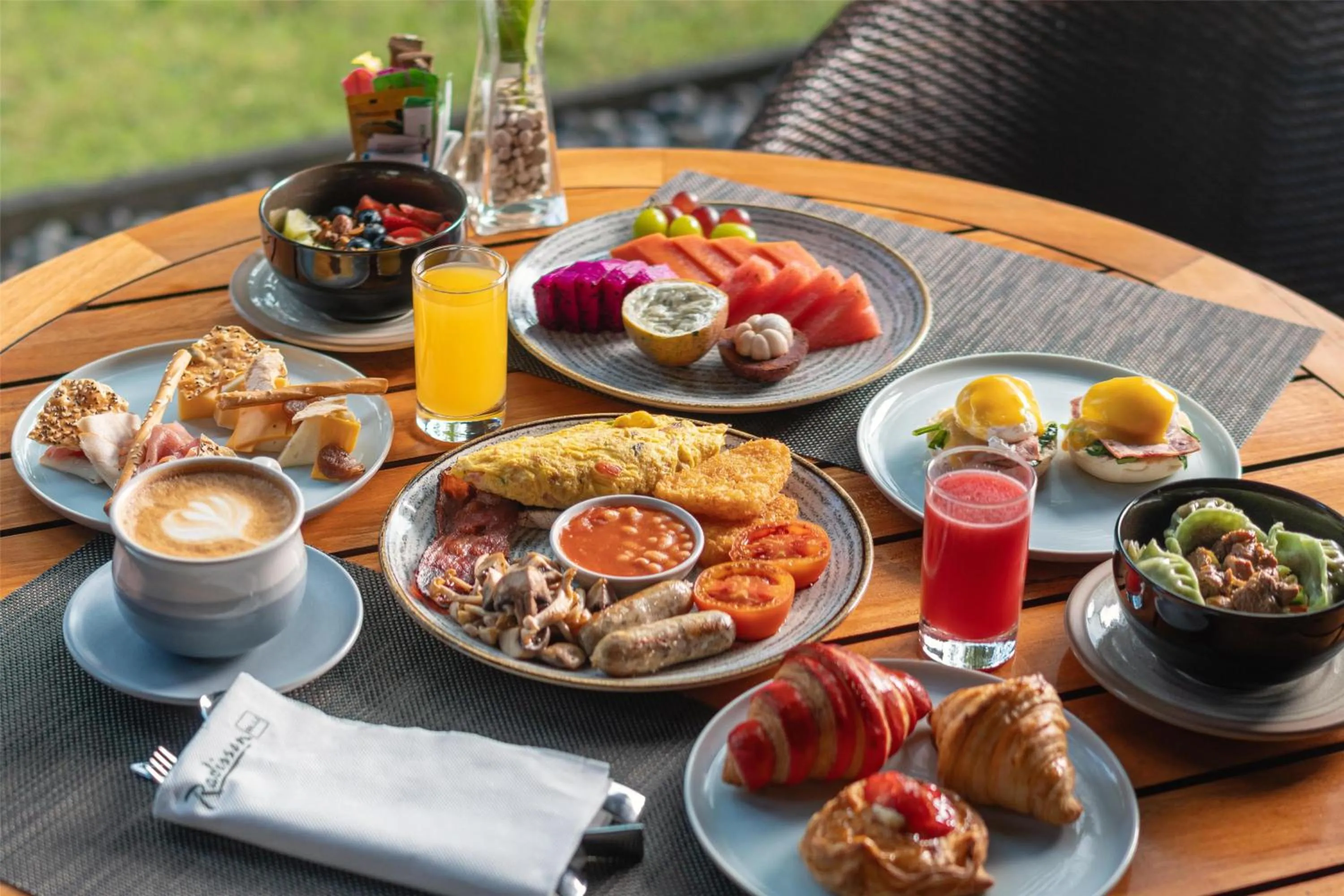 Food and drinks in Radisson Blu Bali Uluwatu