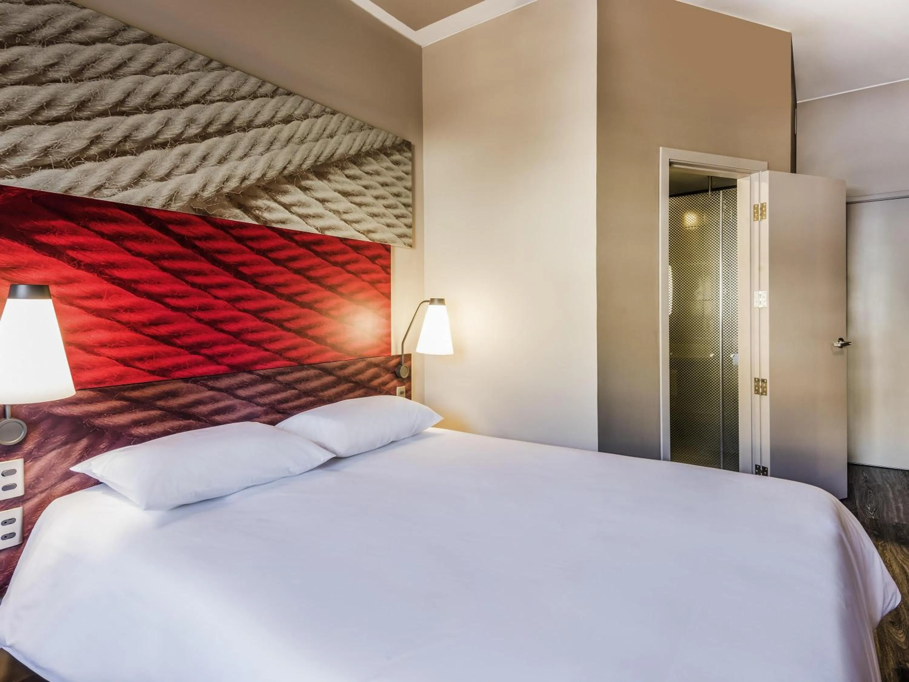 Bedroom, Bed in Hotel Ibis Cali Granada