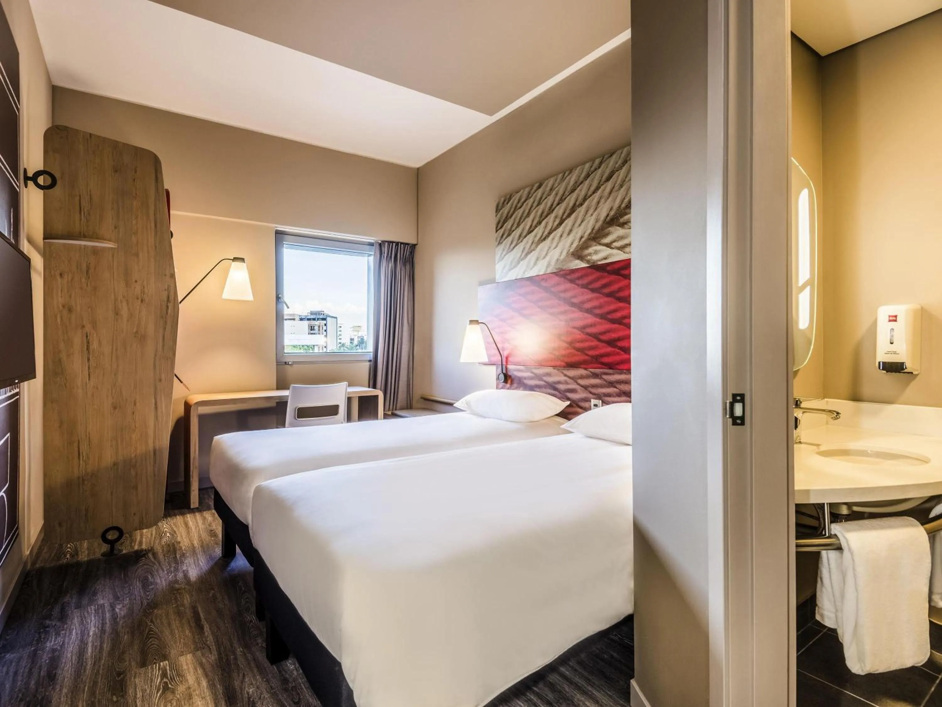 Bedroom, Bed in Hotel Ibis Cali Granada