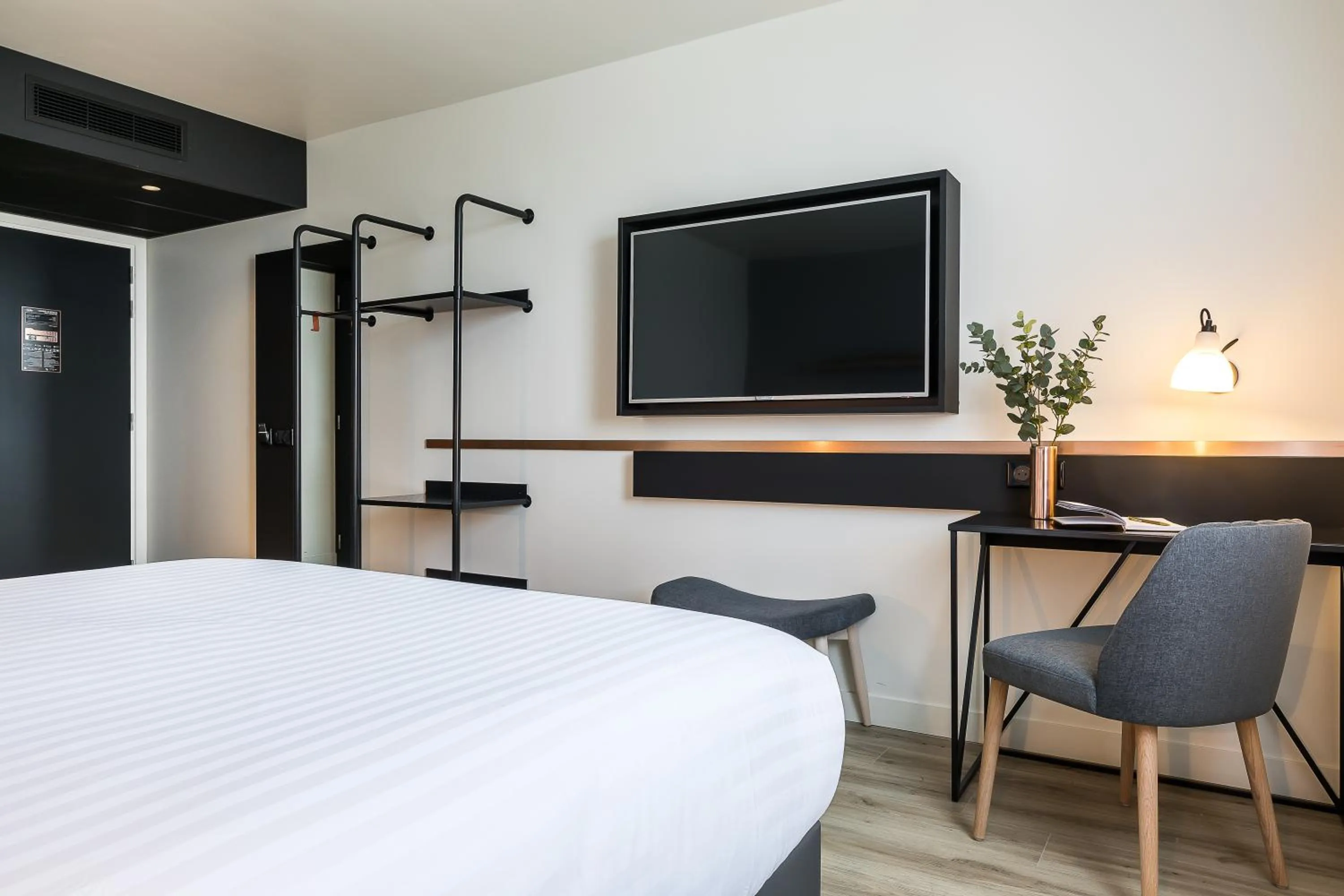 Bed in Hôtel Mercure Paris Gennevilliers