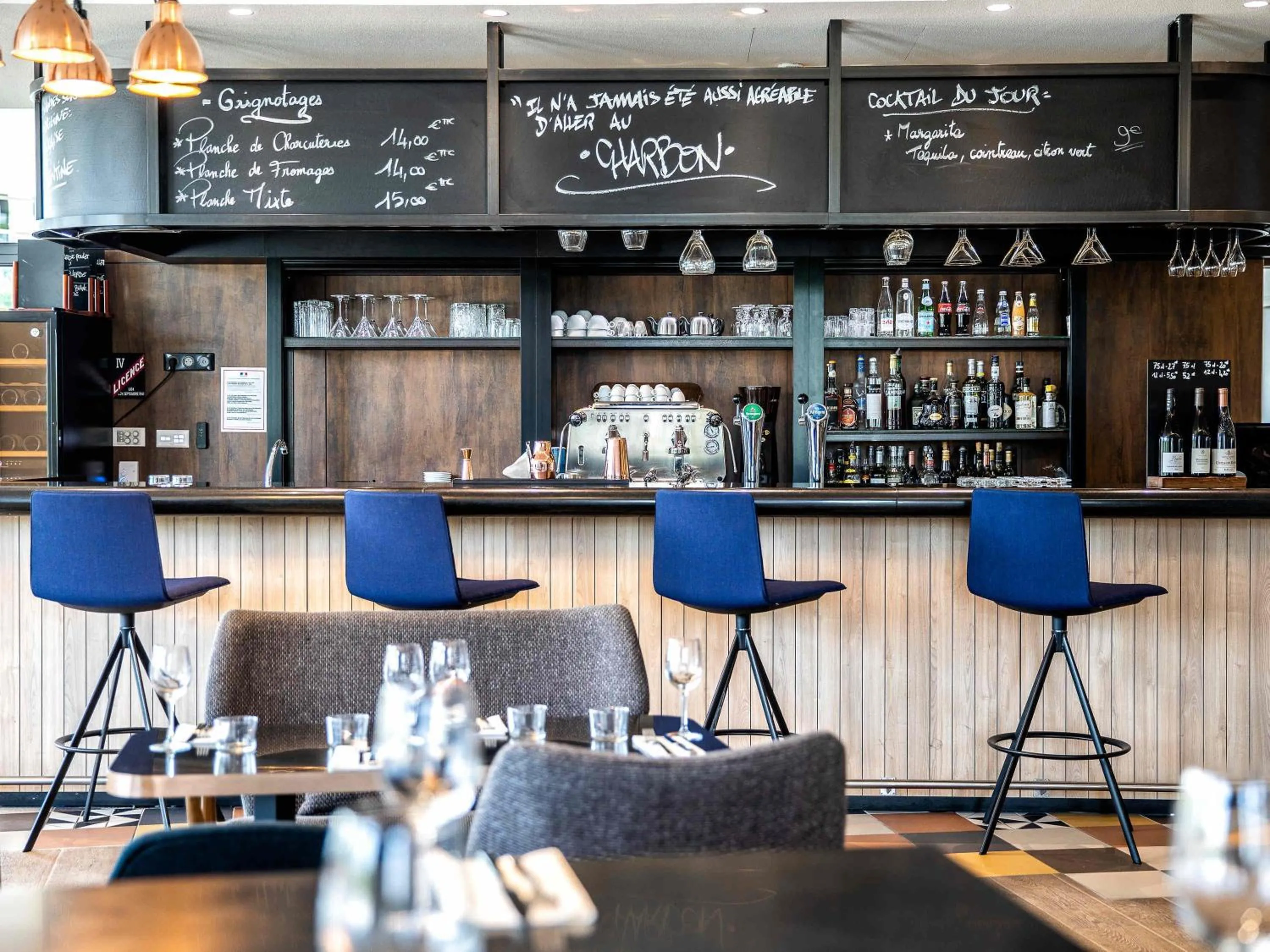 Lounge or bar in Hôtel Mercure Paris Gennevilliers