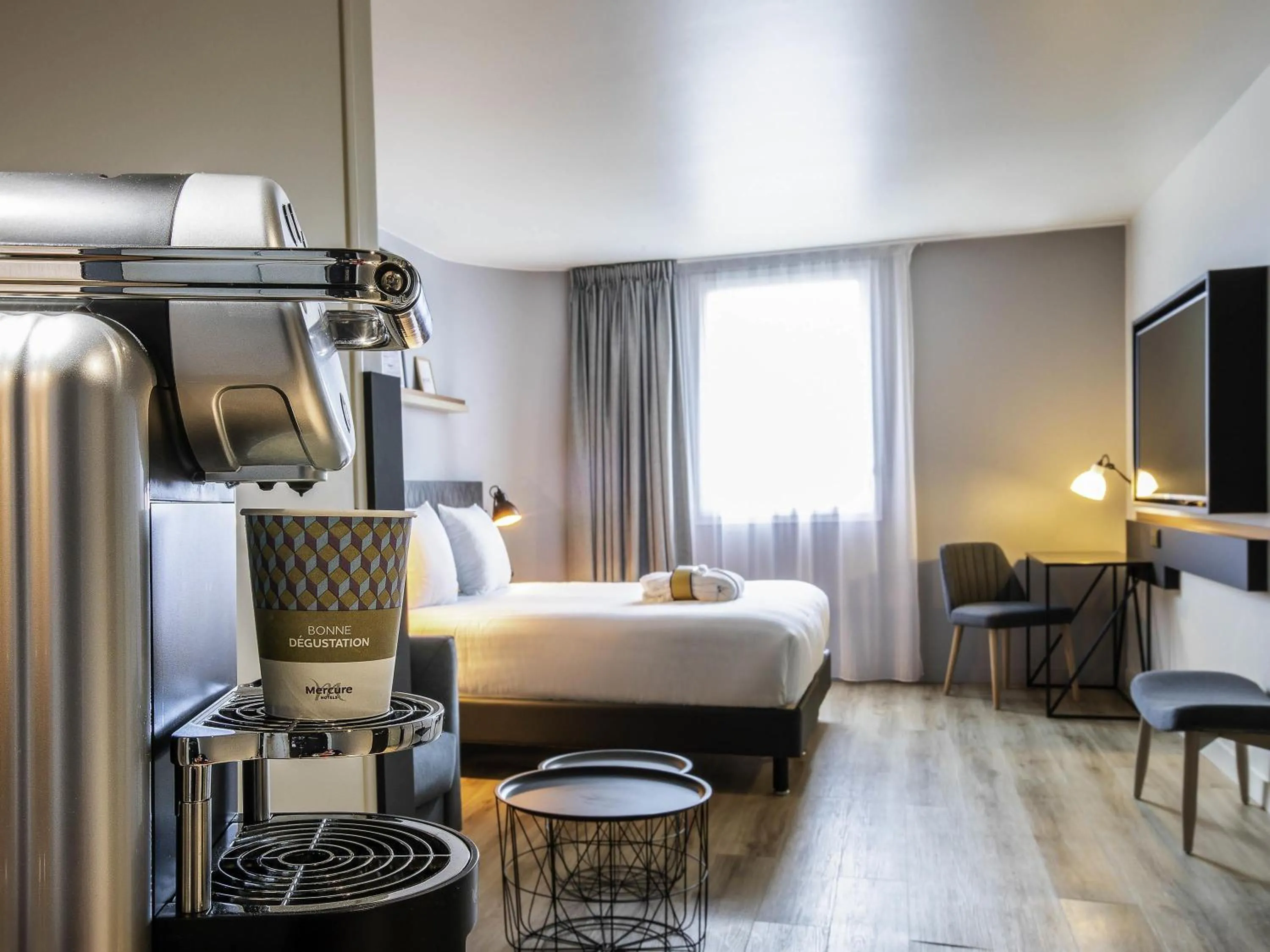 Bedroom, Bed in Hôtel Mercure Paris Gennevilliers