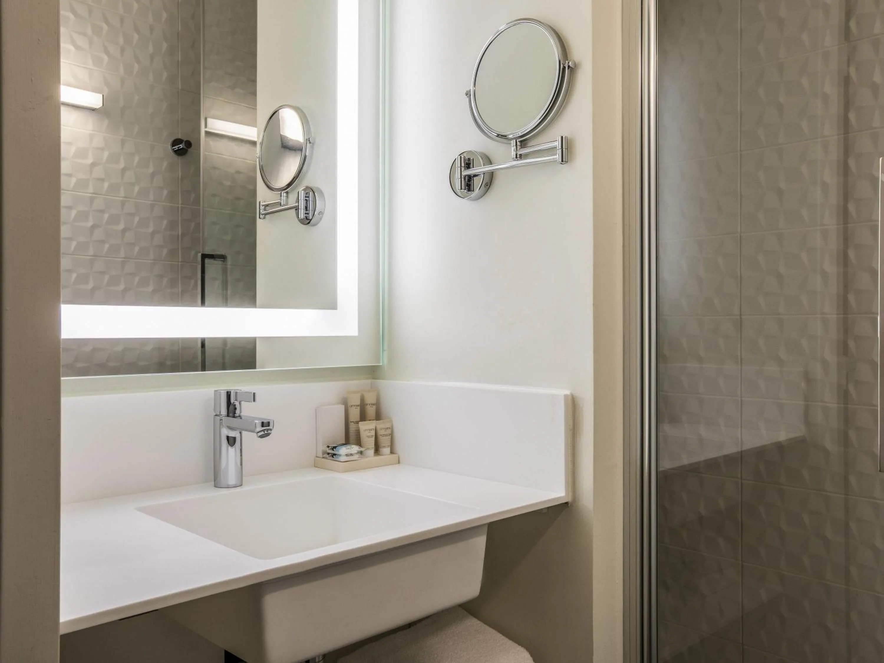 Bedroom in Hôtel Mercure Paris Gennevilliers