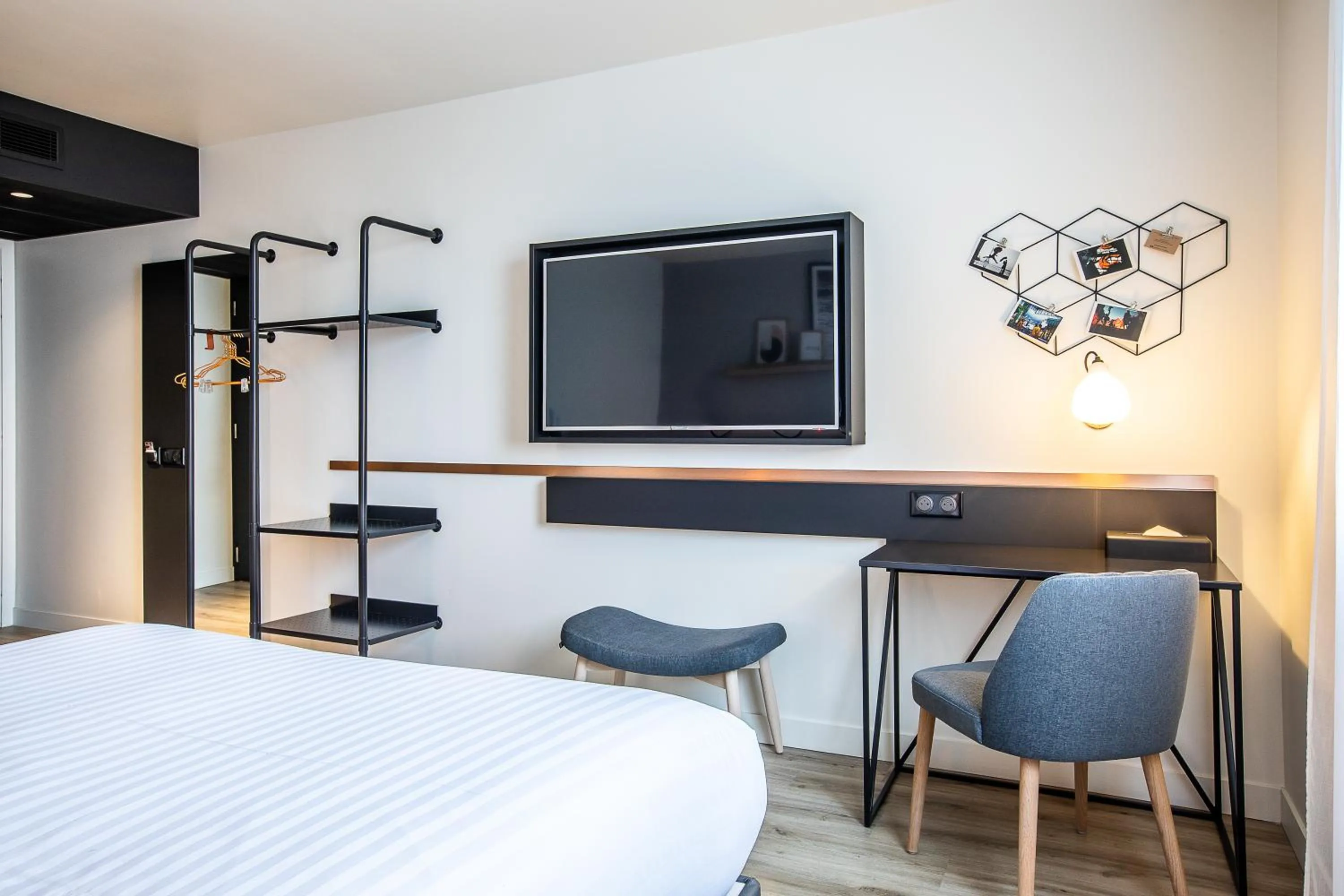 TV and multimedia, Bed in Hôtel Mercure Paris Gennevilliers