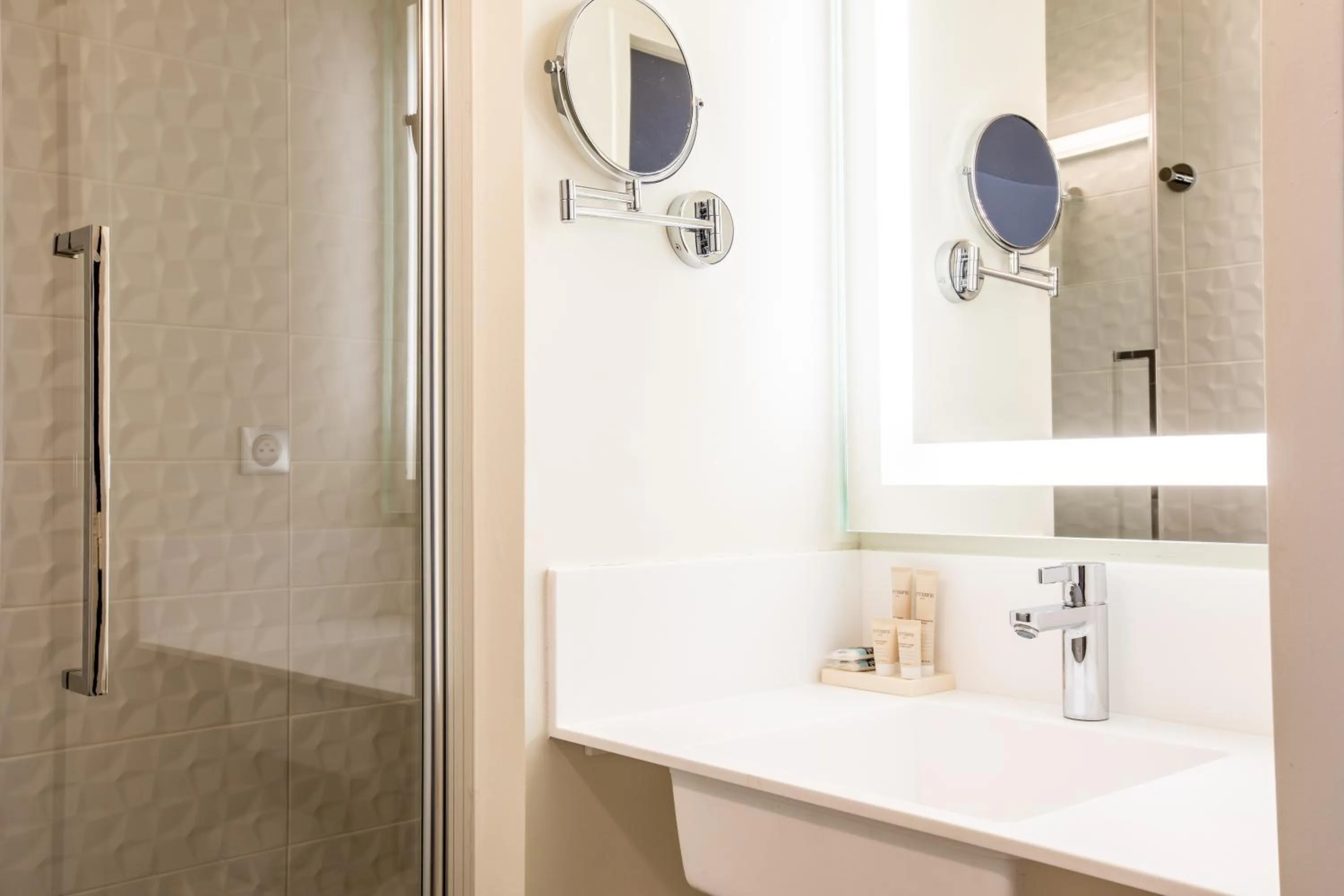 Bathroom in Hôtel Mercure Paris Gennevilliers