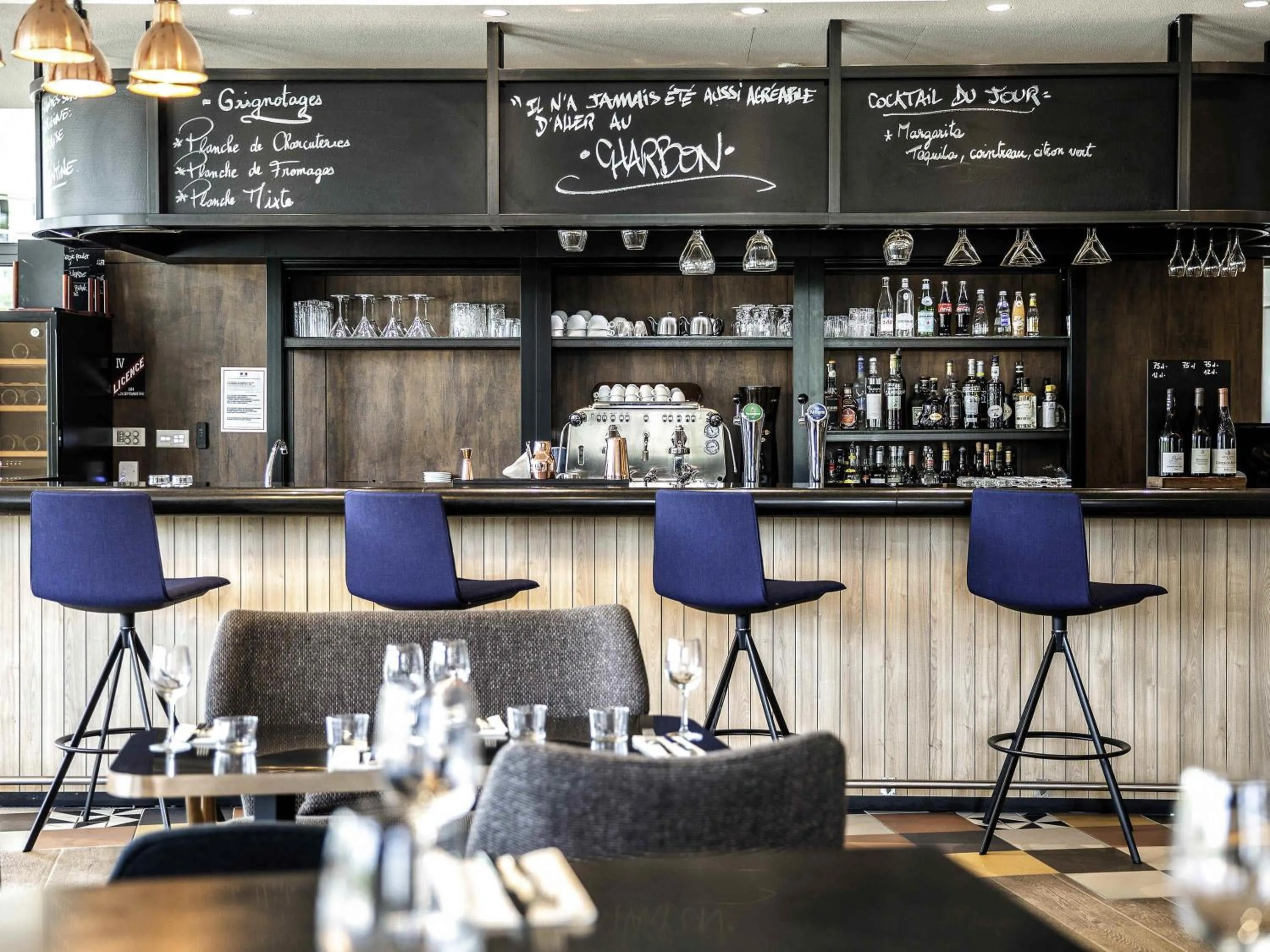 Lounge or bar in Hôtel Mercure Paris Gennevilliers