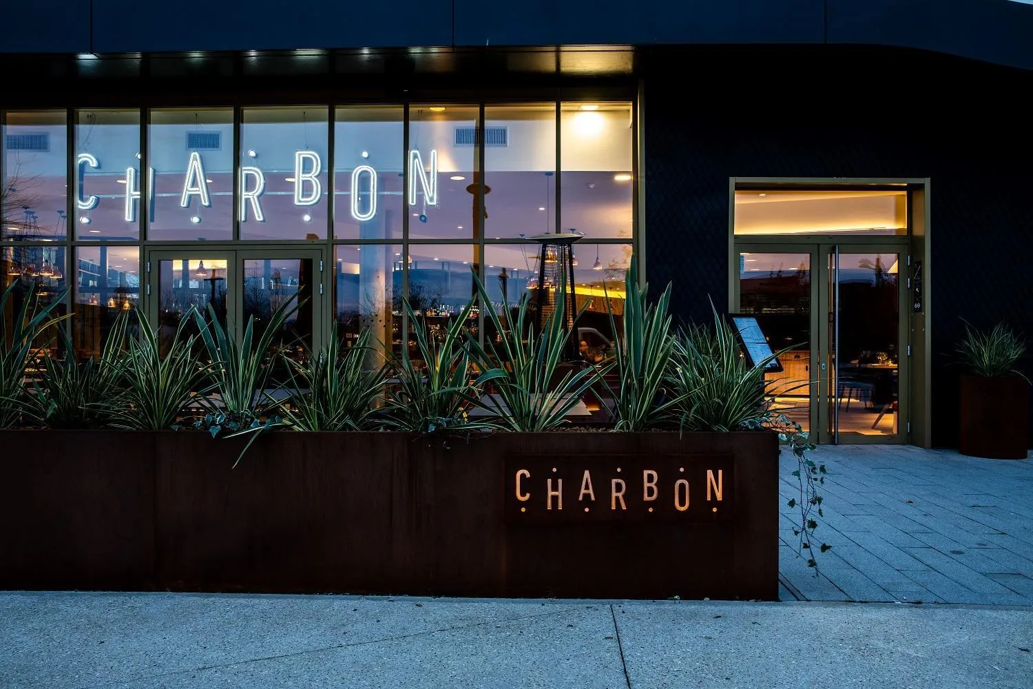 Patio in Hôtel Mercure Paris Gennevilliers