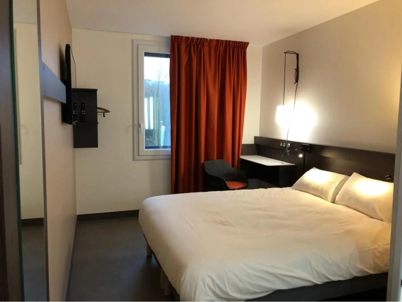 Bed in Ibis Budget Annecy sud-Poisy