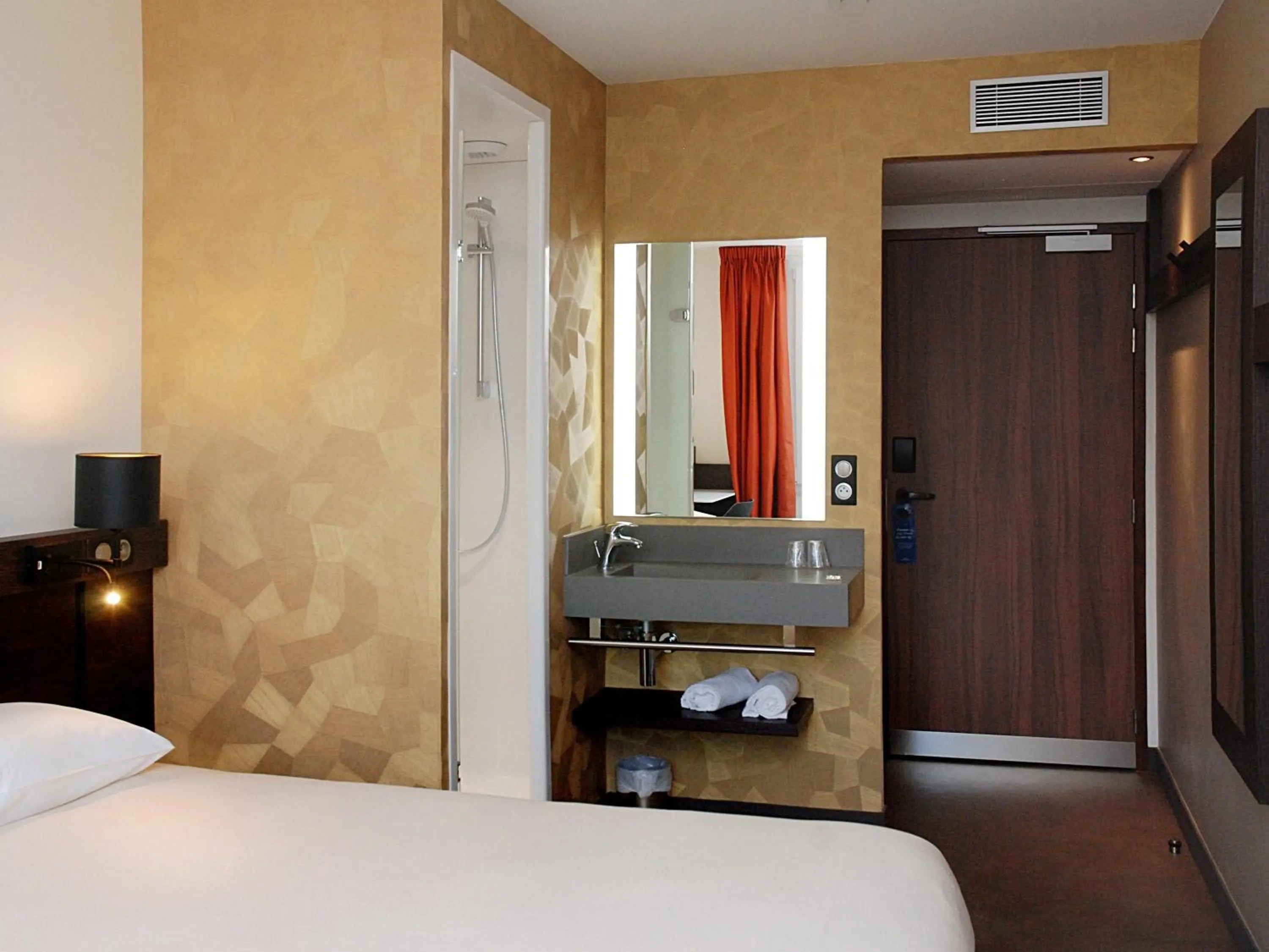 Bedroom, Bed in Ibis Budget Annecy sud-Poisy