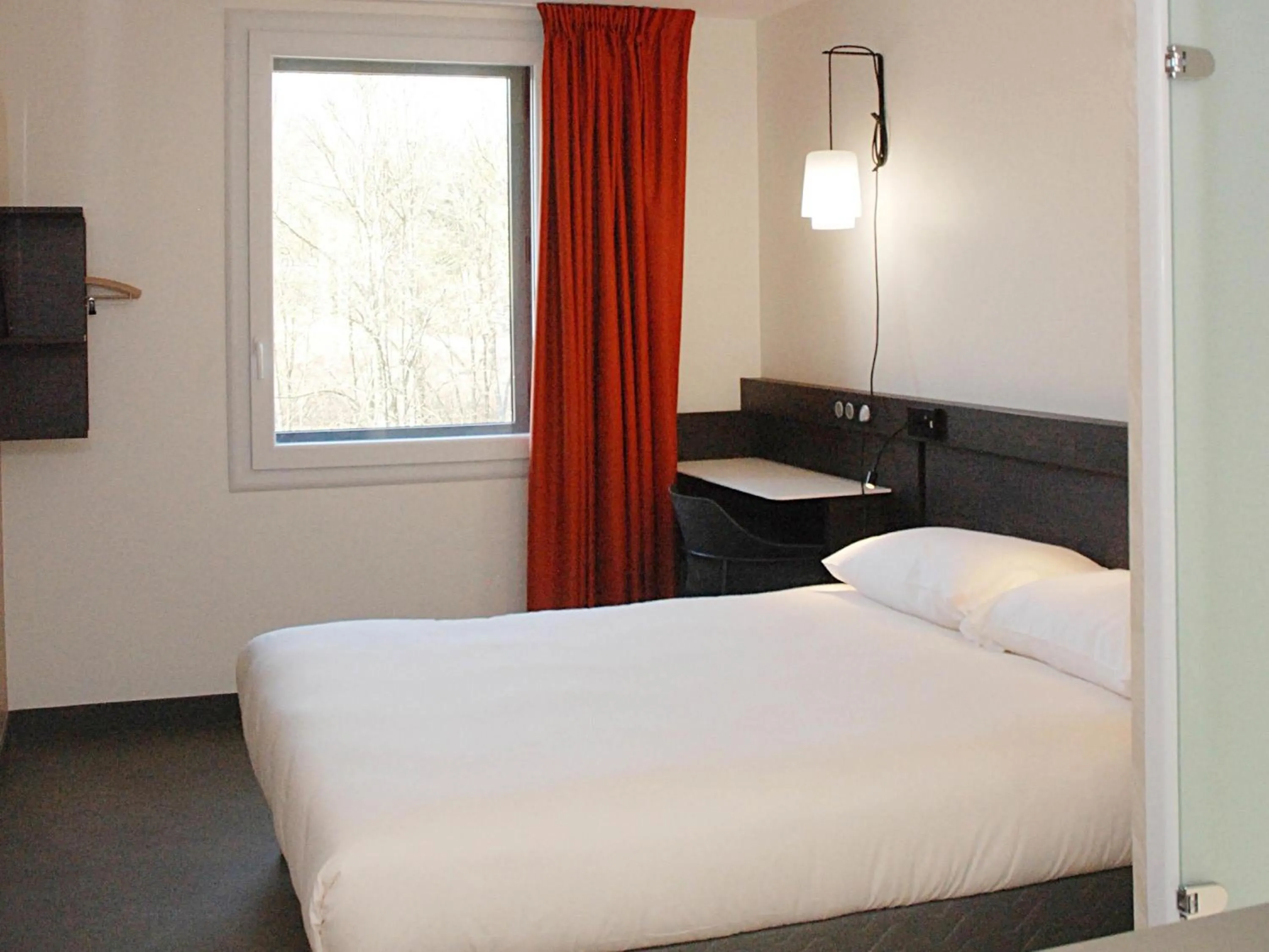 Bedroom, Bed in Ibis Budget Annecy sud-Poisy