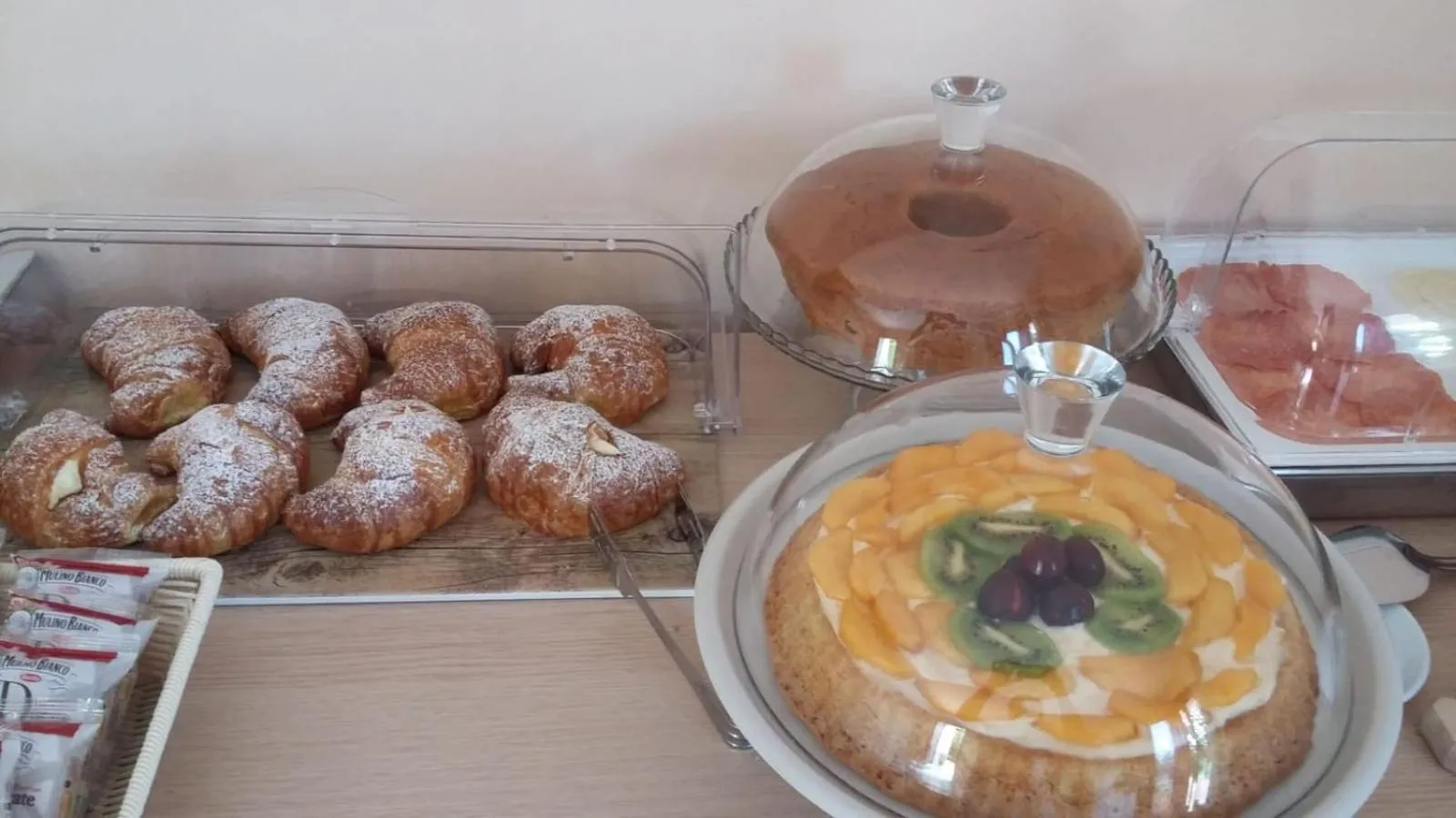 Buffet breakfast in Villa Saturno