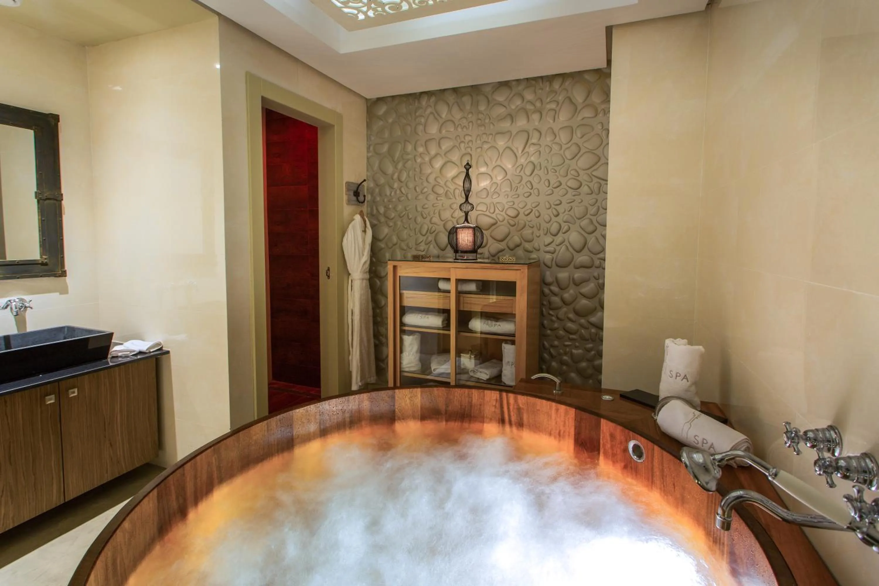 Hot Tub in Château Roslane Boutique hôtel & Spa