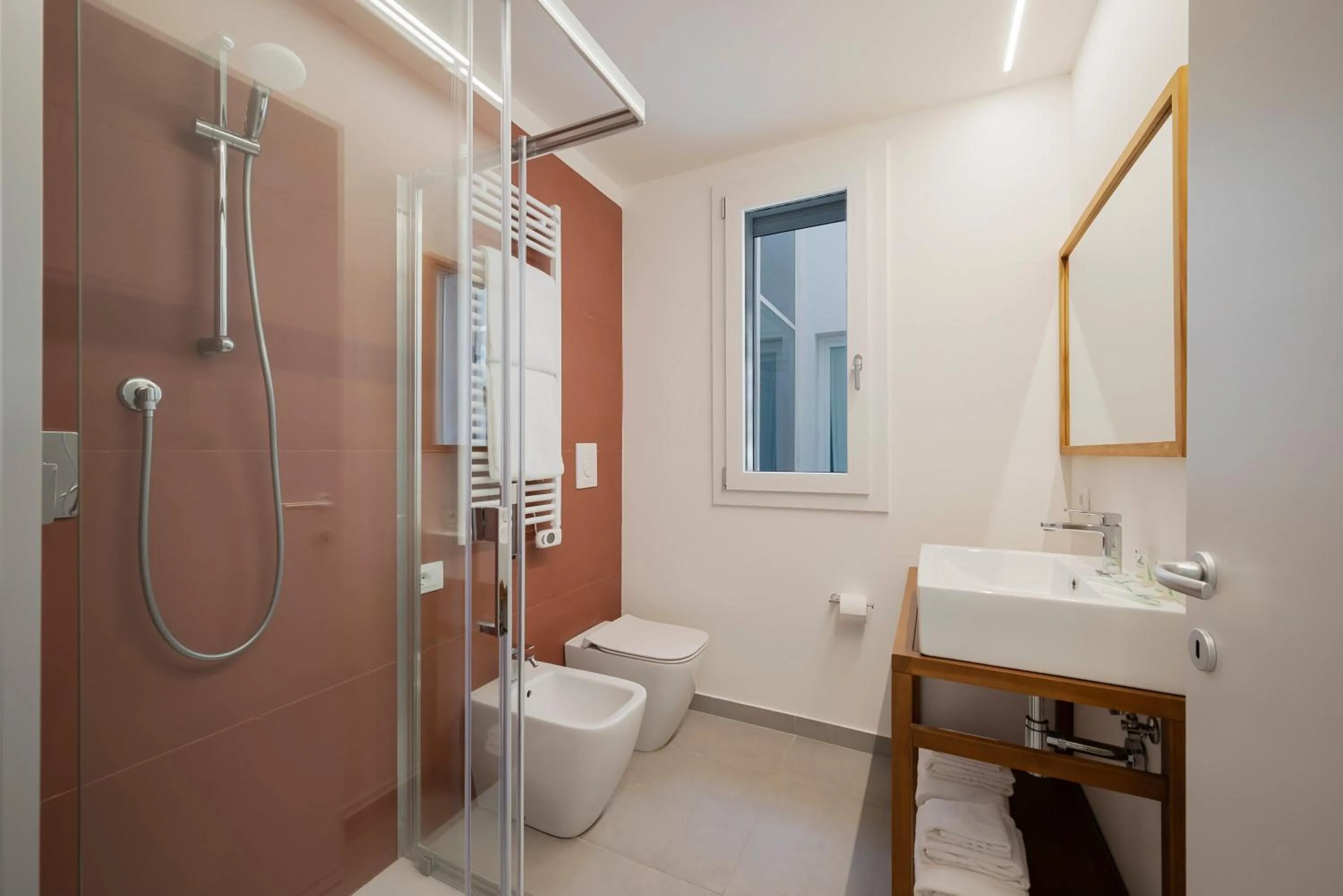 Shower in Hotel La Pineta