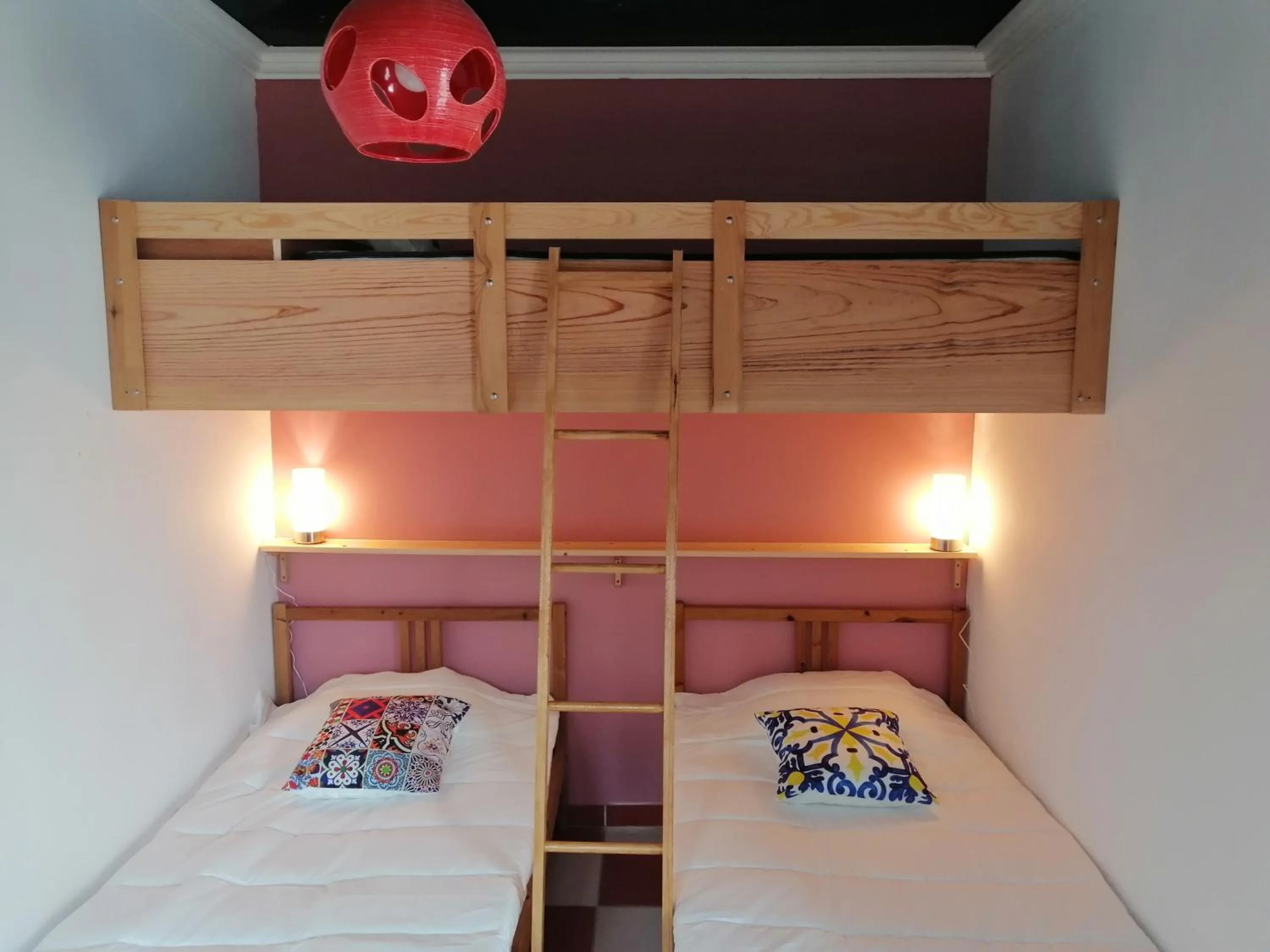 Property building, Bed in Captain's Log House