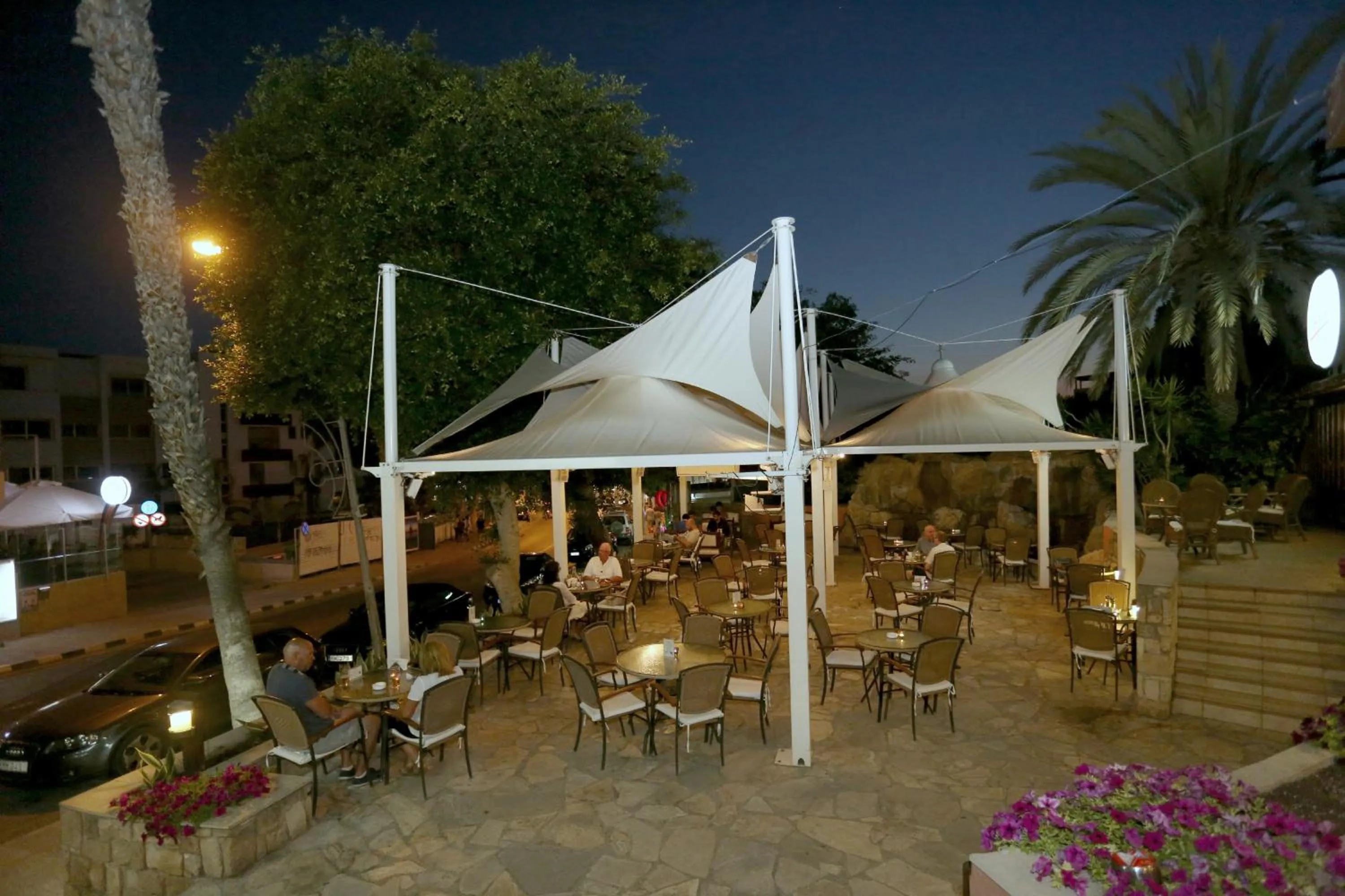 Facade/entrance in Dionysos Central