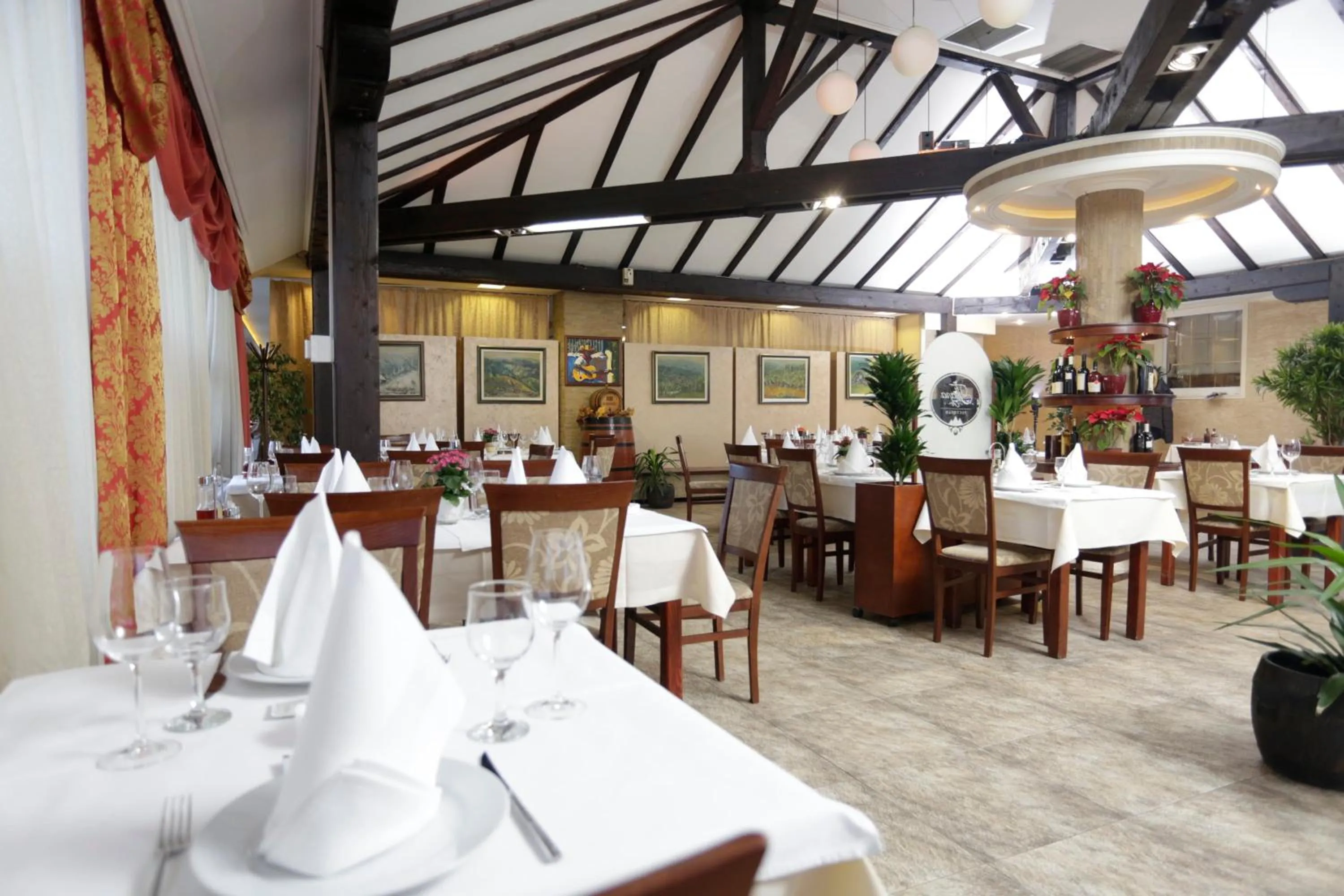 Restaurant/places to eat in Accommodation Tara