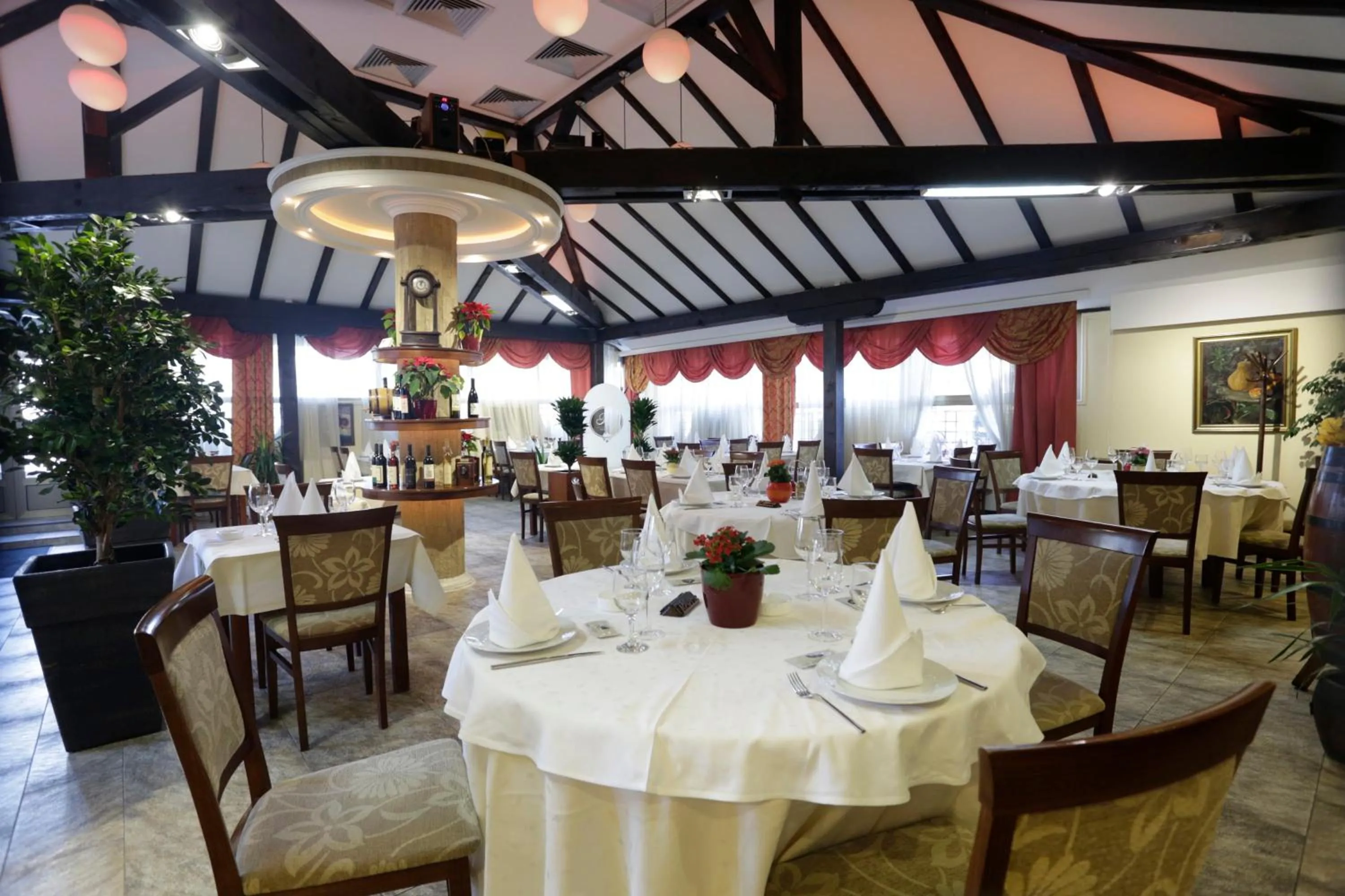 Restaurant/places to eat in Accommodation Tara