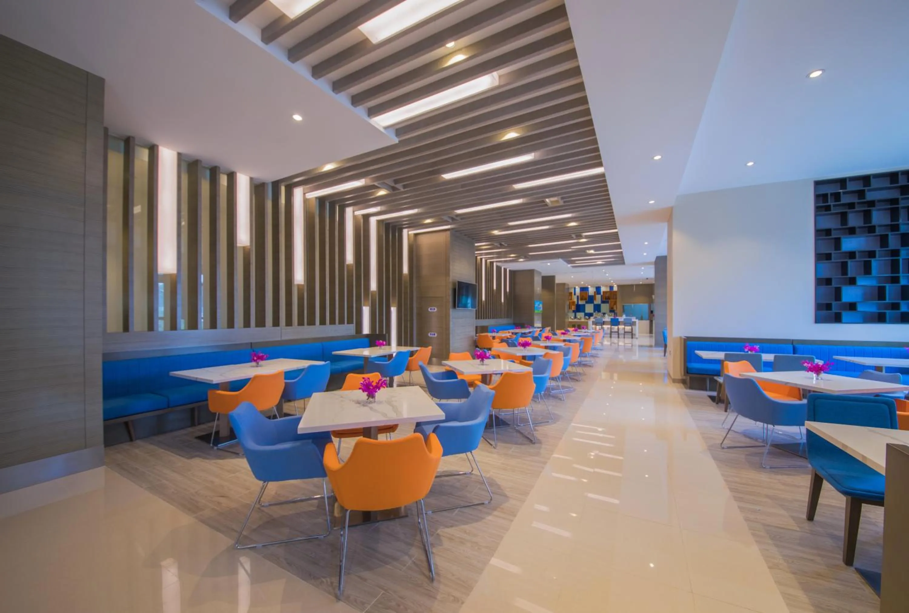 Restaurant/places to eat in Holiday Inn Express Guian Yungu by IHG