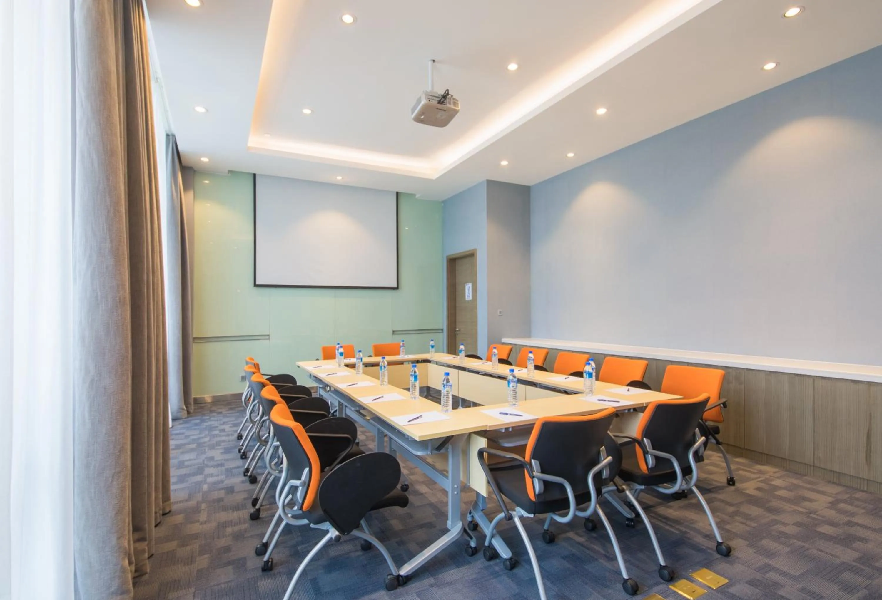 Meeting/conference room in Holiday Inn Express Guian Yungu by IHG