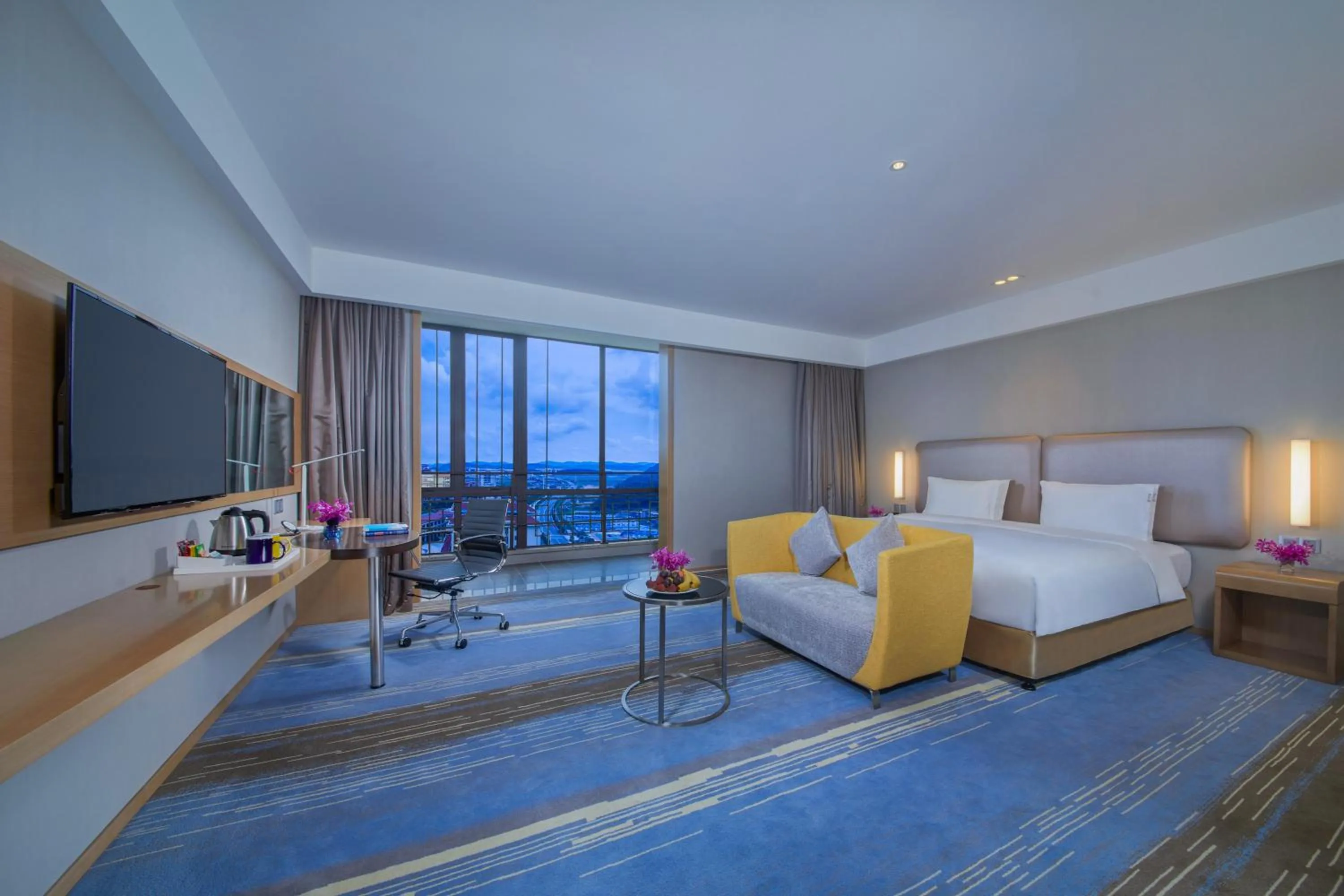 Photo of the whole room, Bed in Holiday Inn Express Guian Yungu by IHG