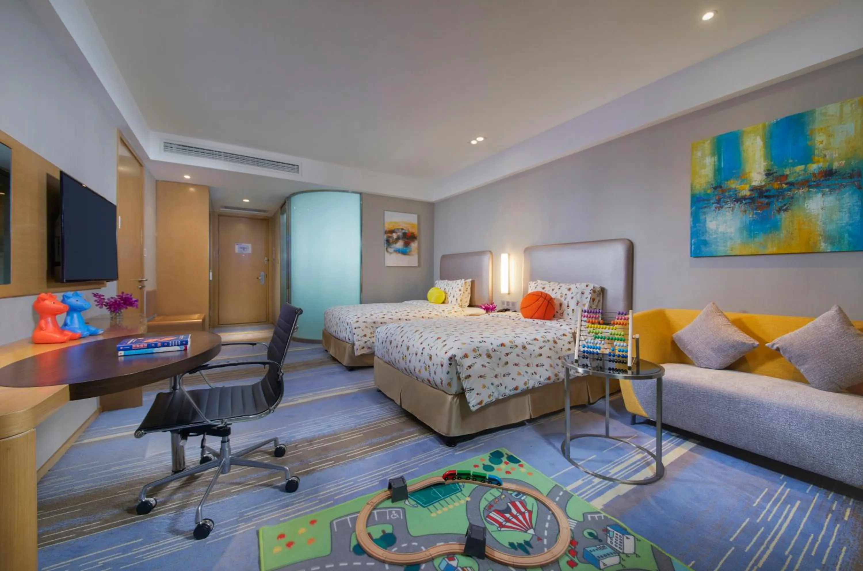 Photo of the whole room, Bed in Holiday Inn Express Guian Yungu by IHG