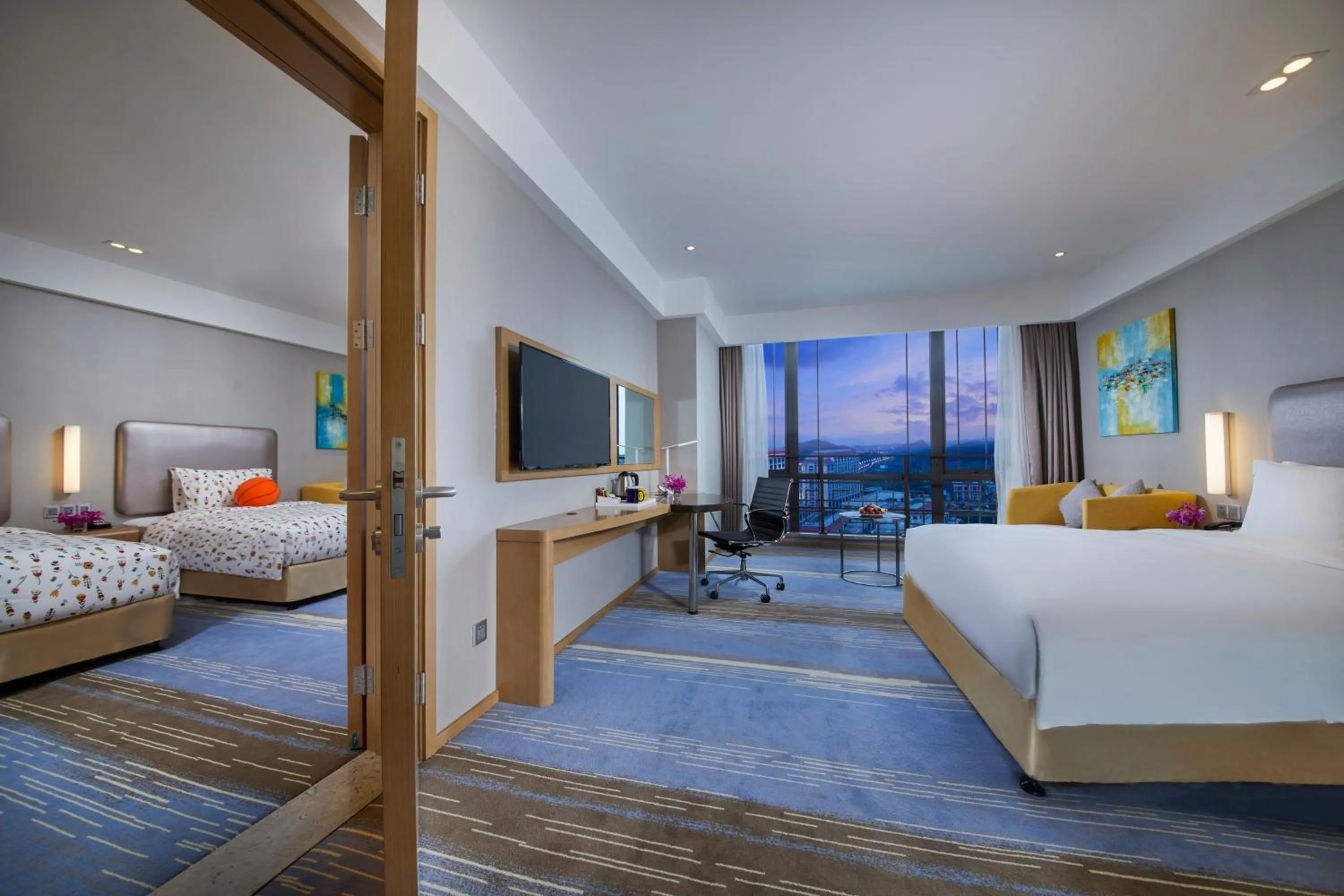 Photo of the whole room, Bed in Holiday Inn Express Guian Yungu by IHG