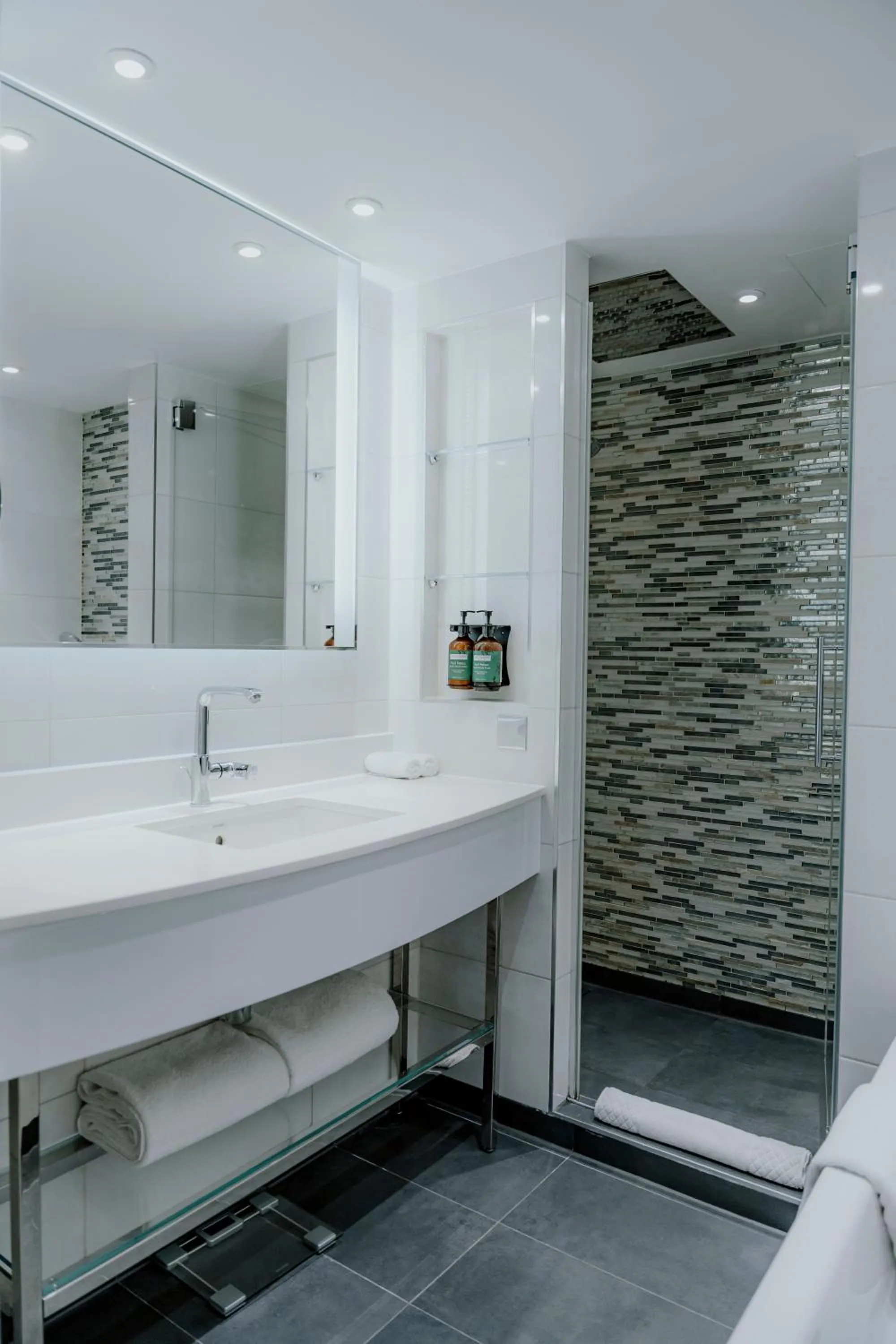 Bathroom in Hyatt Regency London Albert Embankment