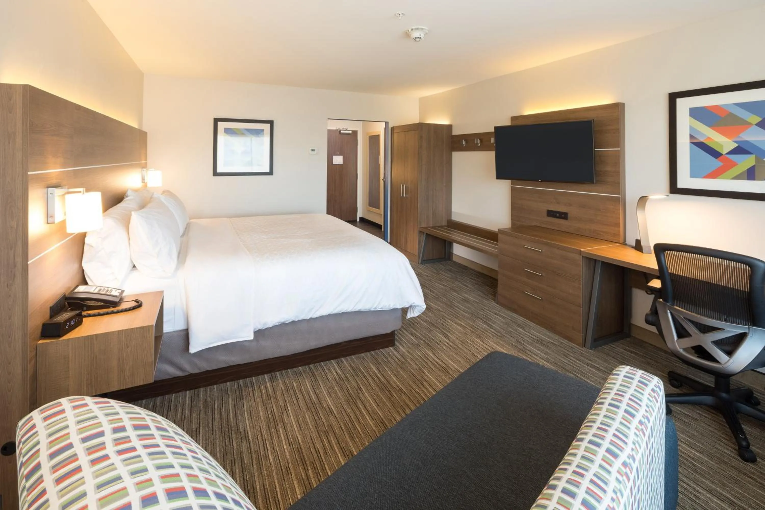 Photo of the whole room, Bed in Holiday Inn Express & Suites - Kalamazoo West by IHG