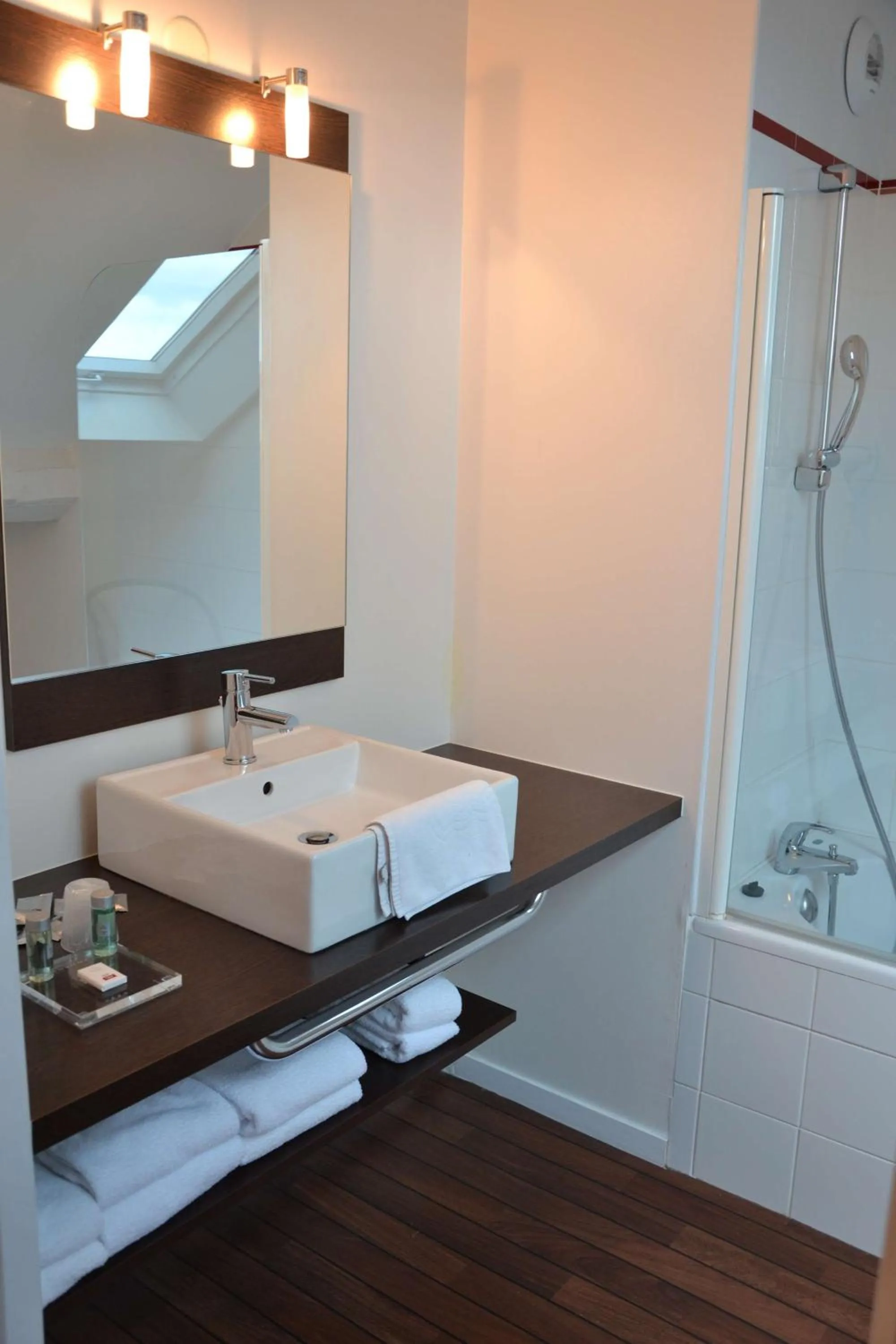 Bathroom in Brit Hotel Spa Le Connetable