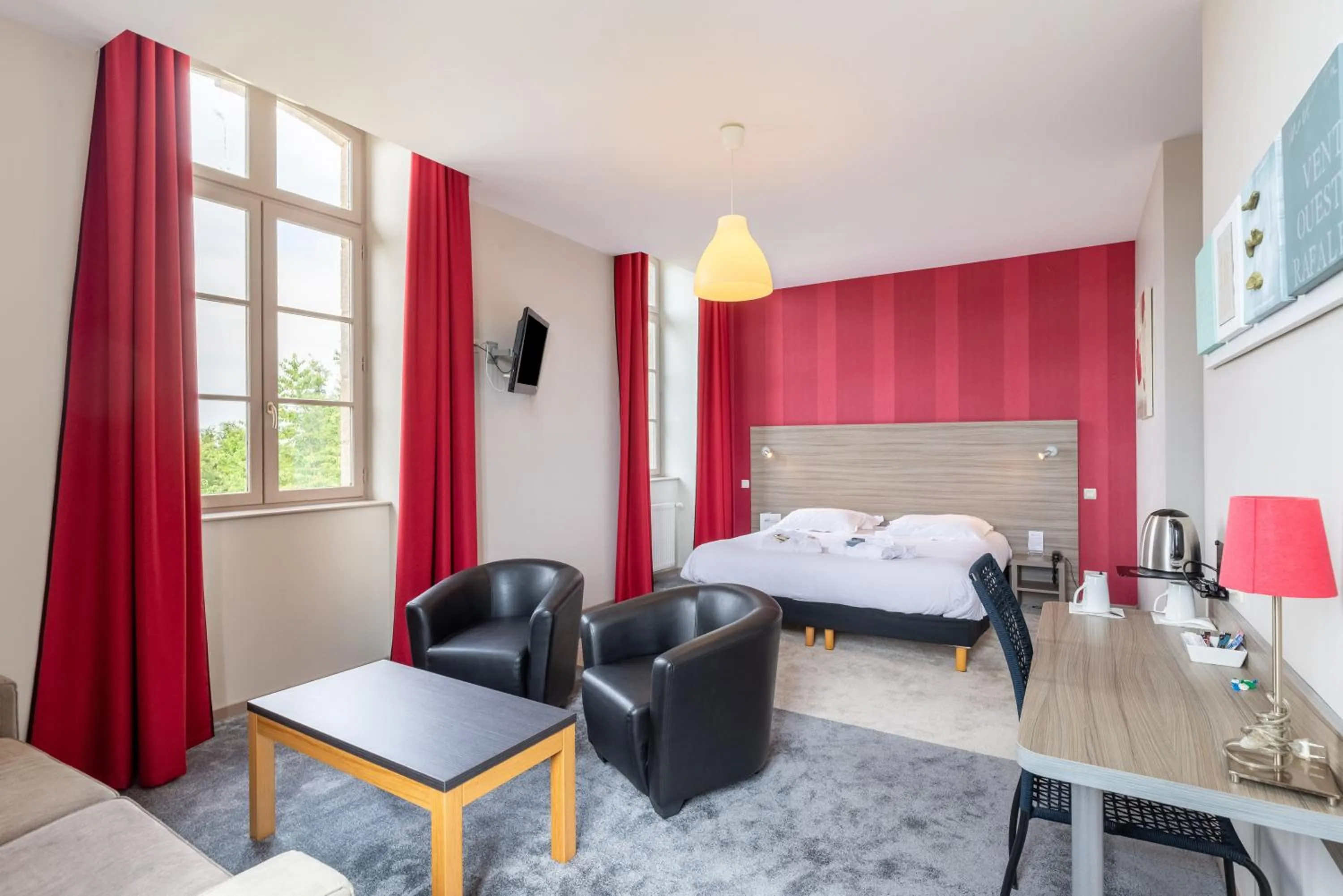 Living room, Bed in Brit Hotel Spa Le Connetable