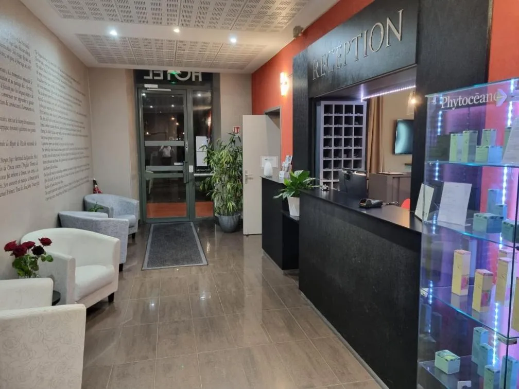 Lobby or reception in Brit Hotel Spa Le Connetable