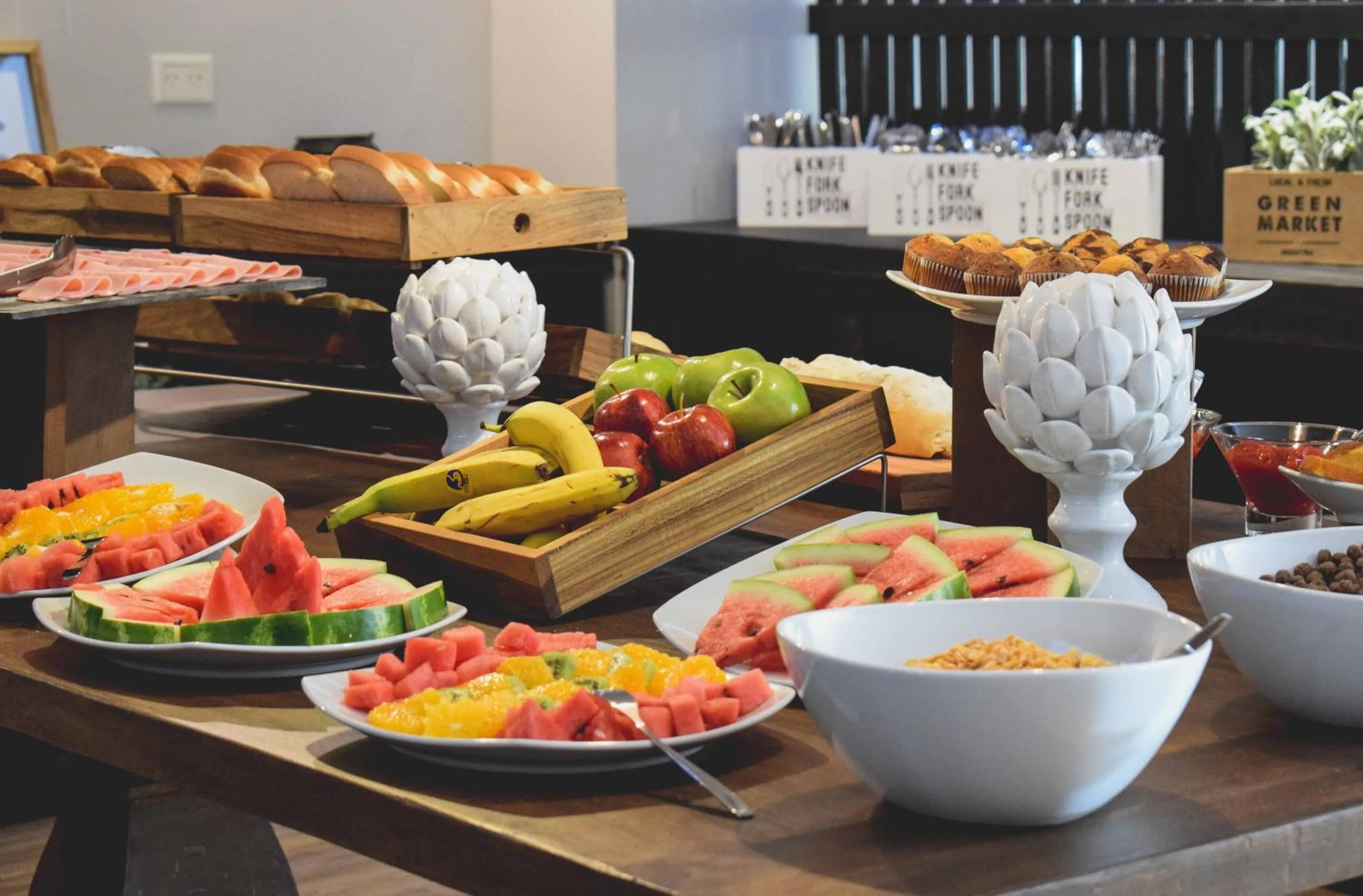 Buffet breakfast in Cyan Soho Neuquén Hotel