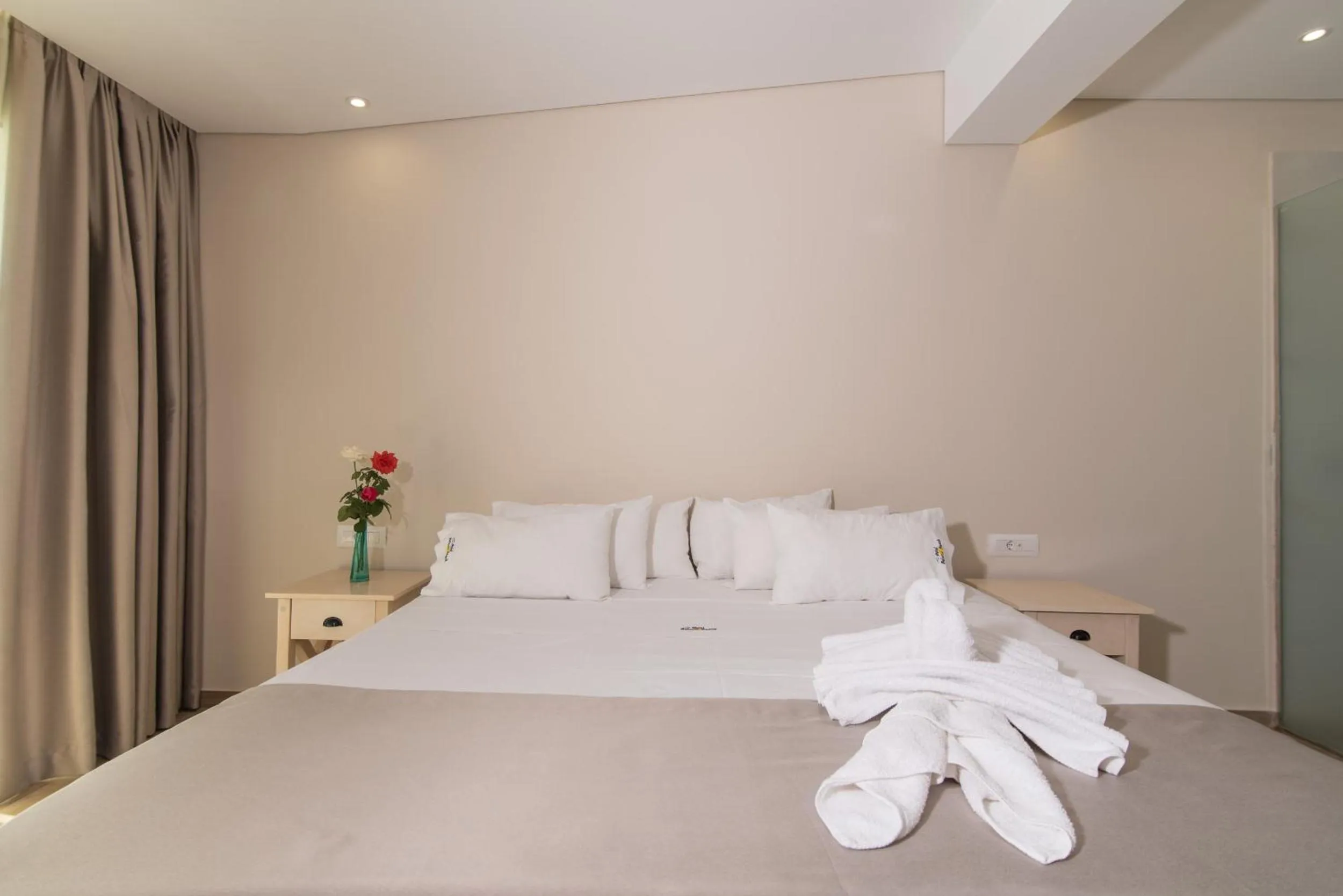 Bed in Belussi Beach Hotel & Suites