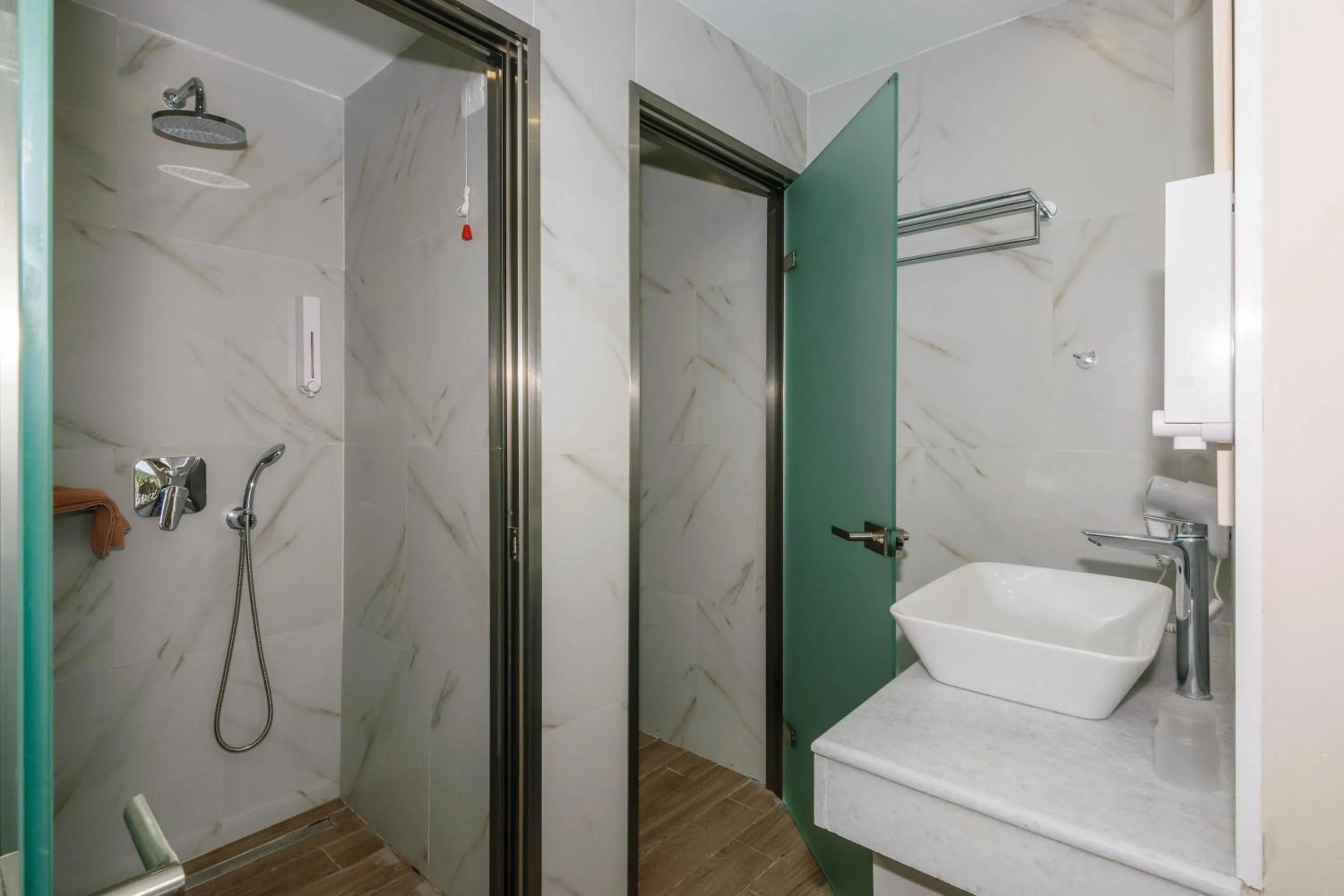 Shower in Belussi Beach Hotel & Suites