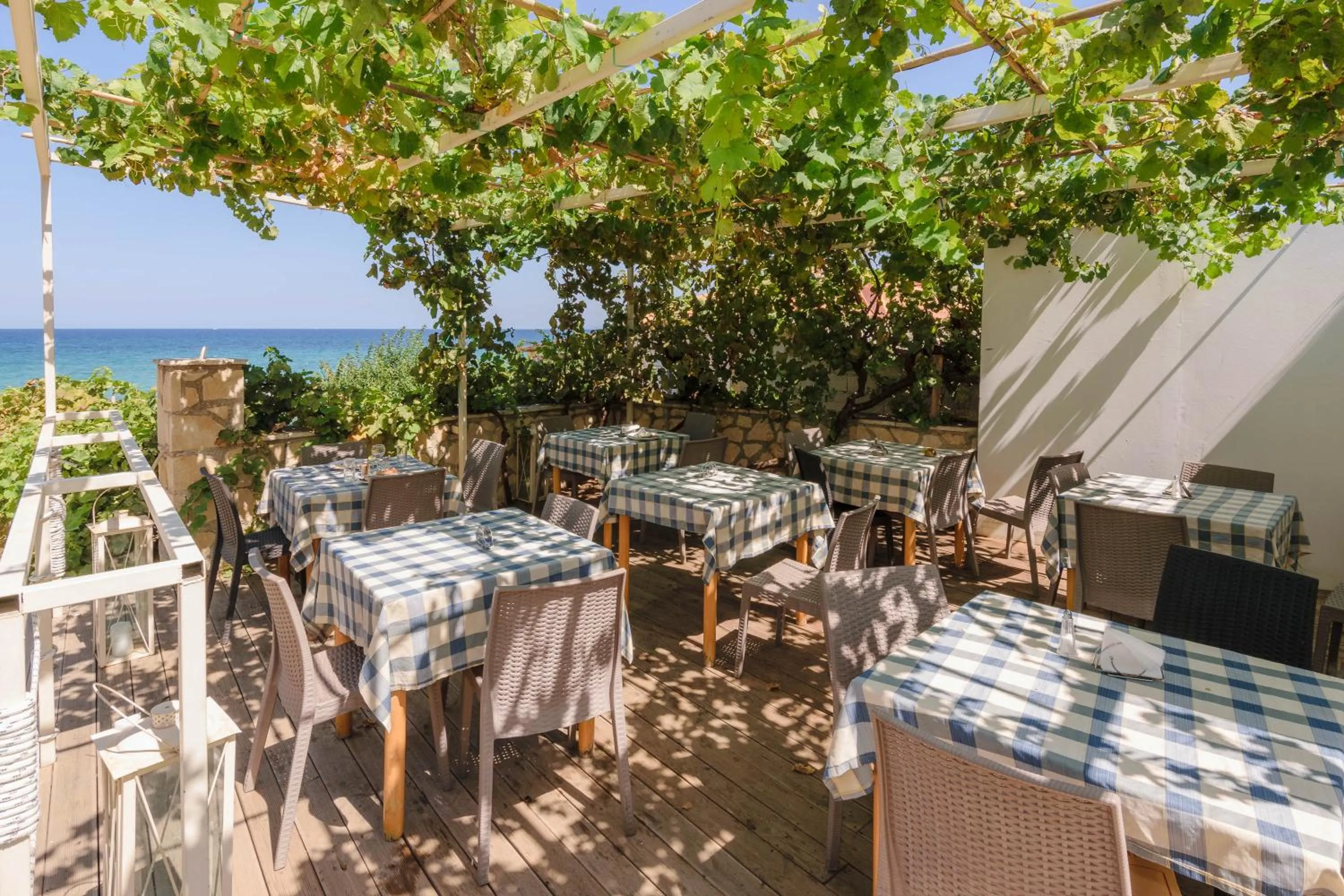 Restaurant/places to eat in Belussi Beach Hotel & Suites