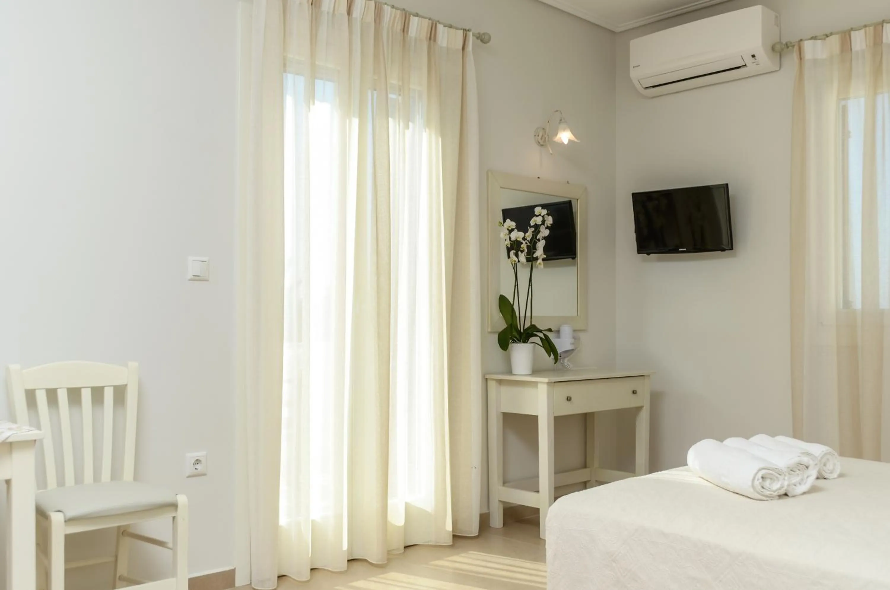 Toilet, Bed in Perla Hotel