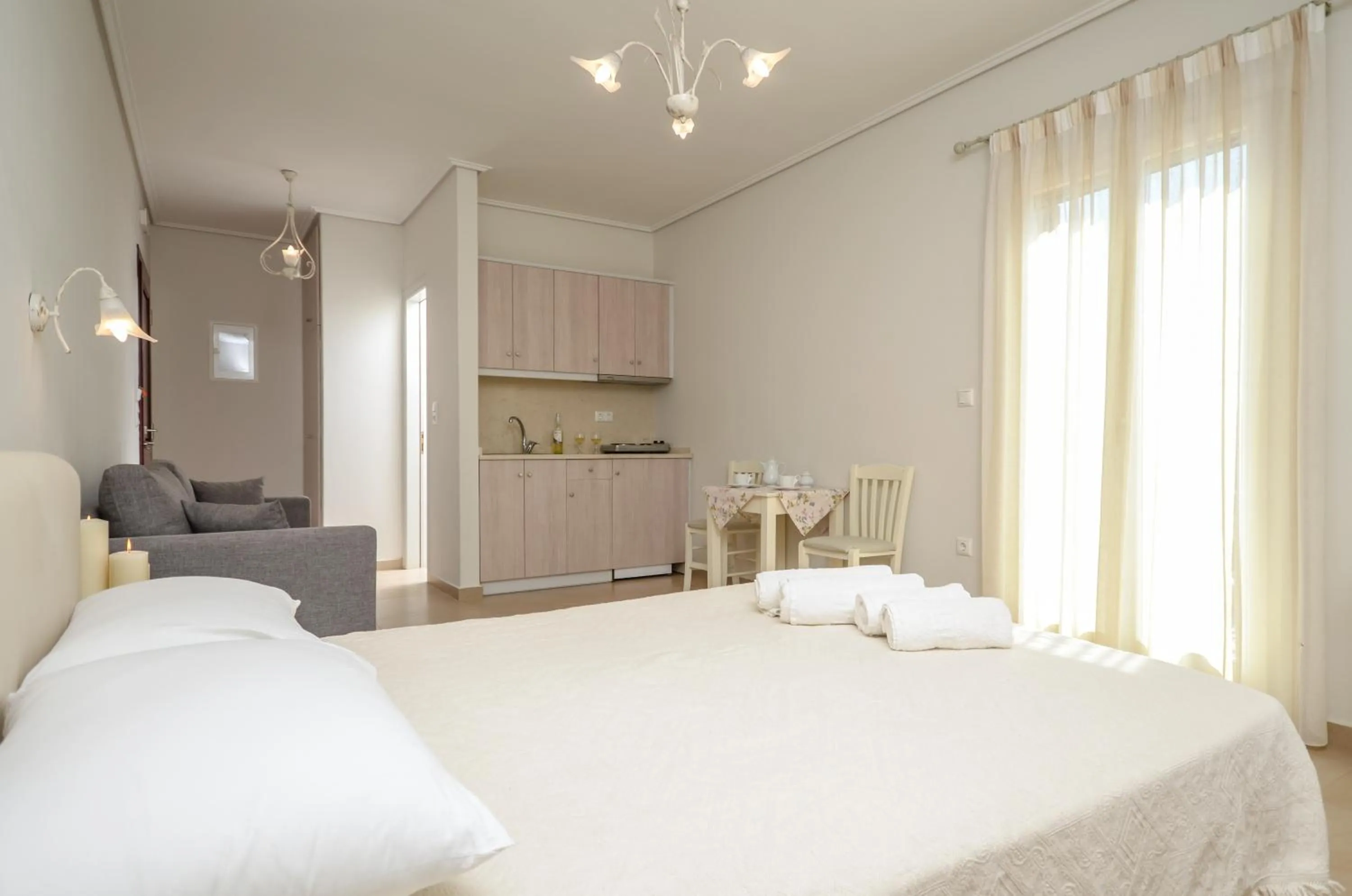 Kitchen or kitchenette, Bed in Perla Hotel