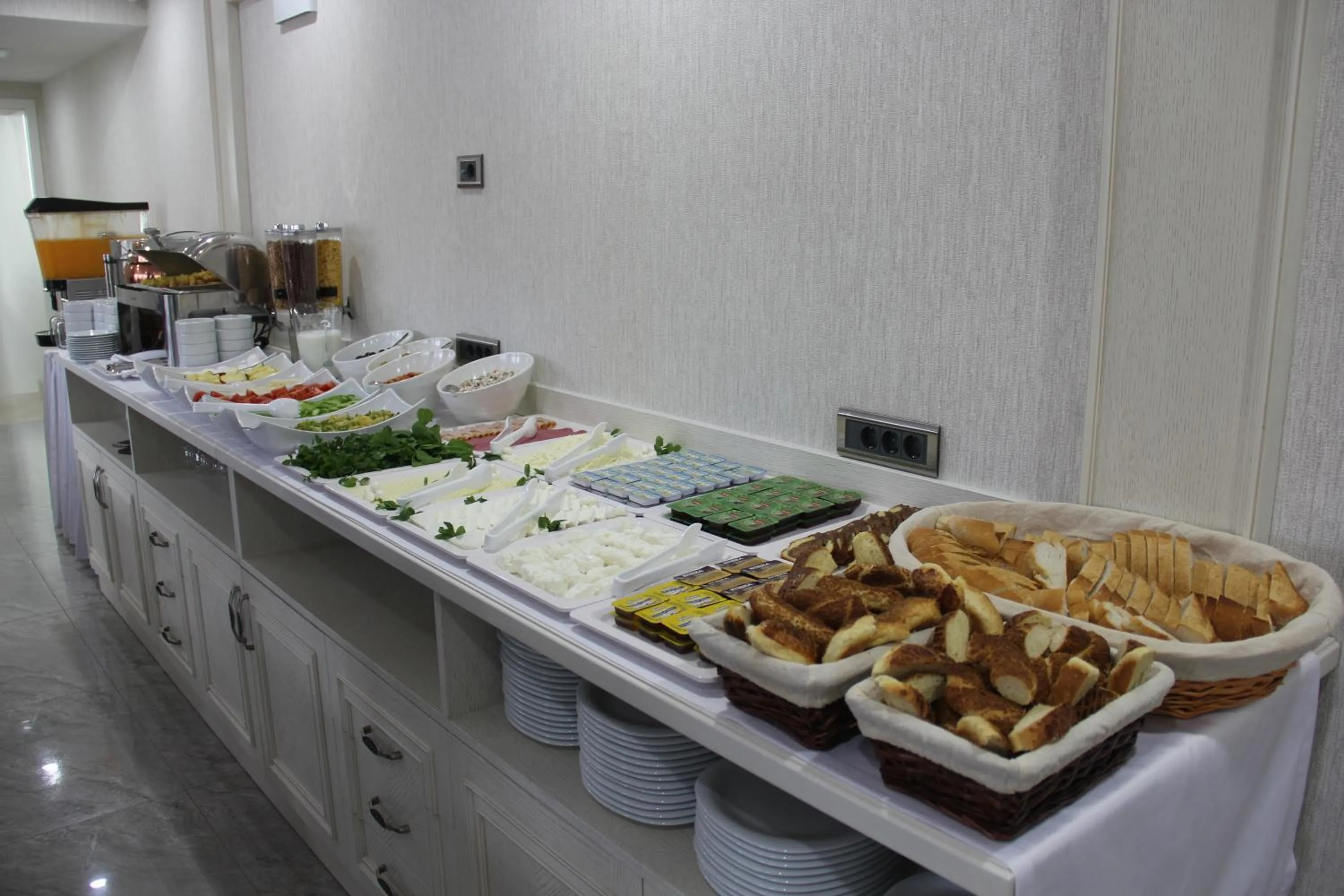 Restaurant/places to eat in Novelty Hotel