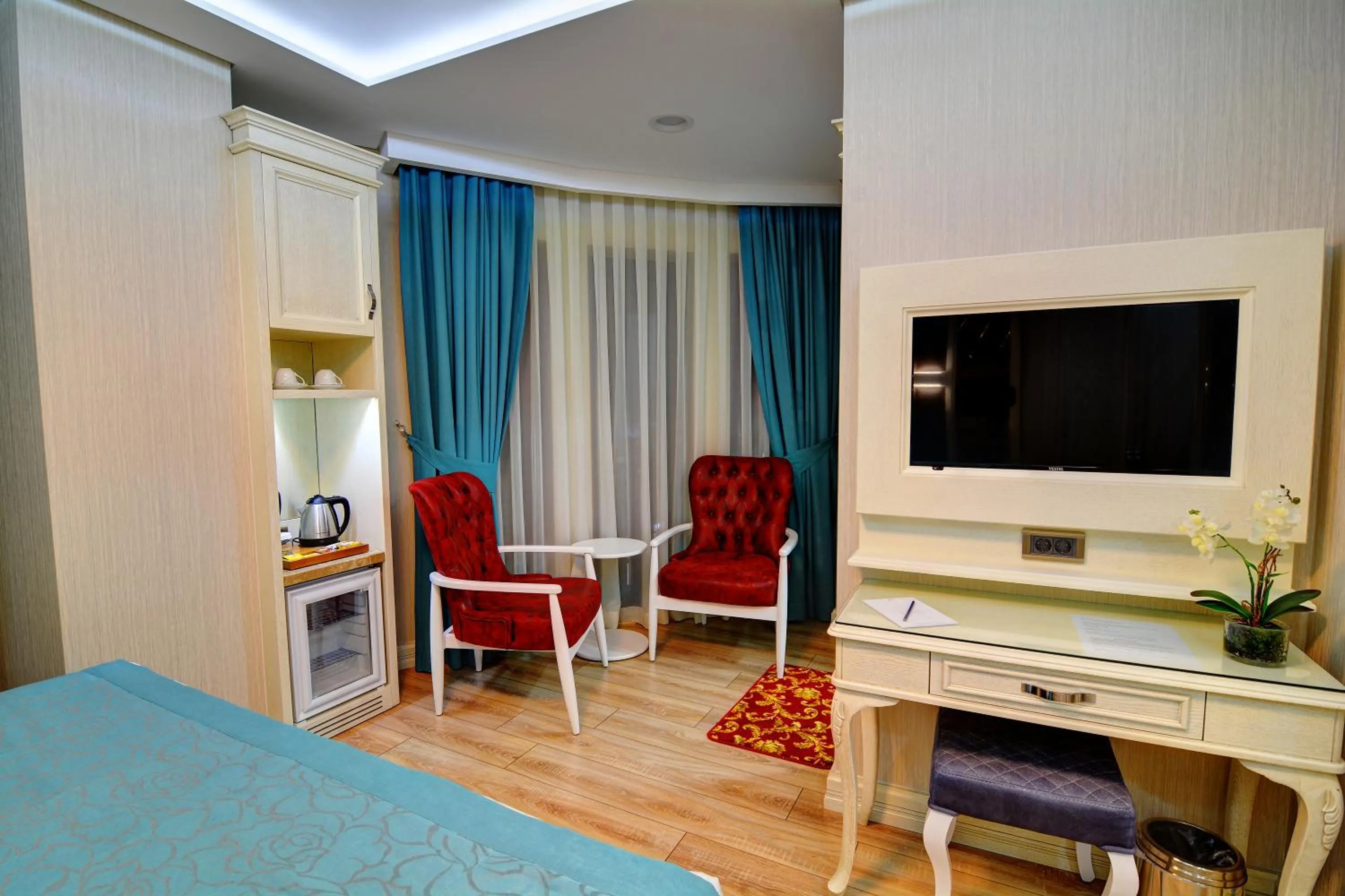 Seating area, Bed in Novelty Hotel